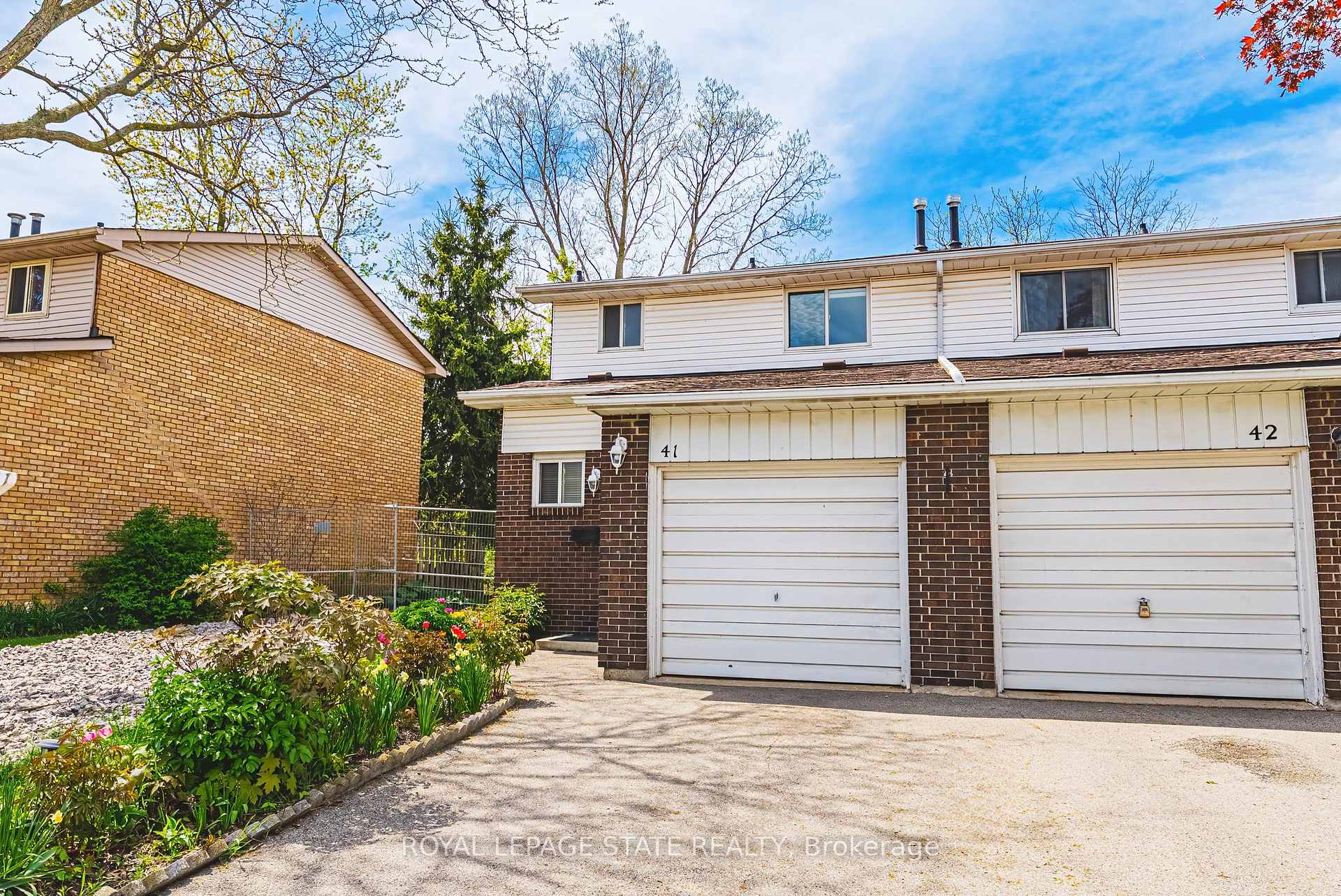 3 Bedrooms Condo at 100 Quigley, Hamilton For sale