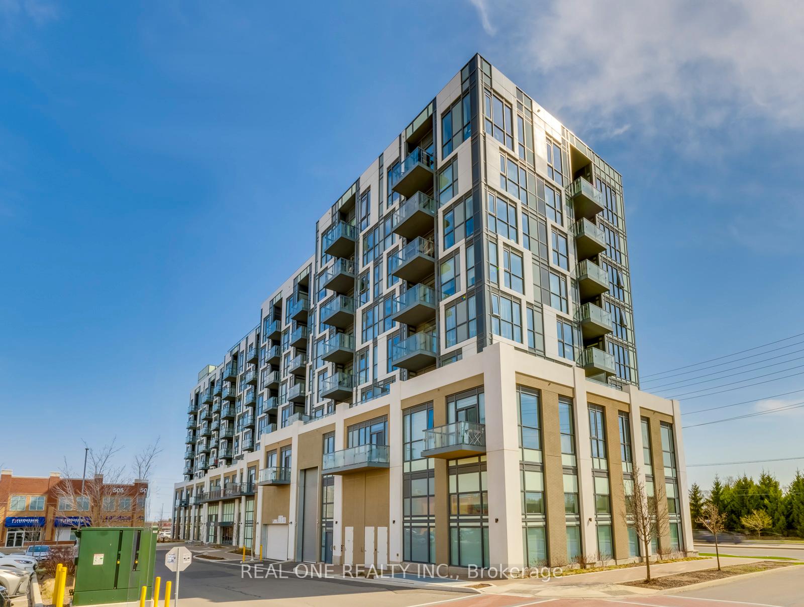 3 Bedrooms Condo at 509 Dundas, Oakville For sale