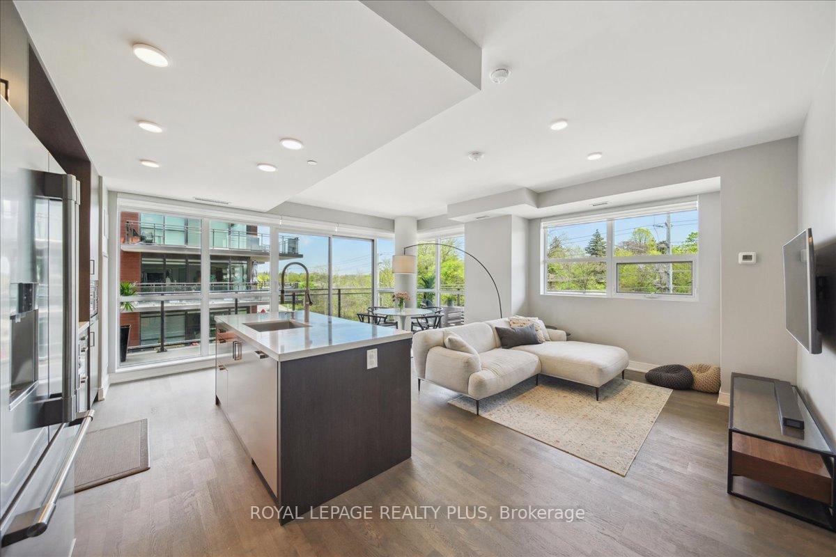 2 Bedrooms Condo at 1575 Lakeshore, Mississauga For sale