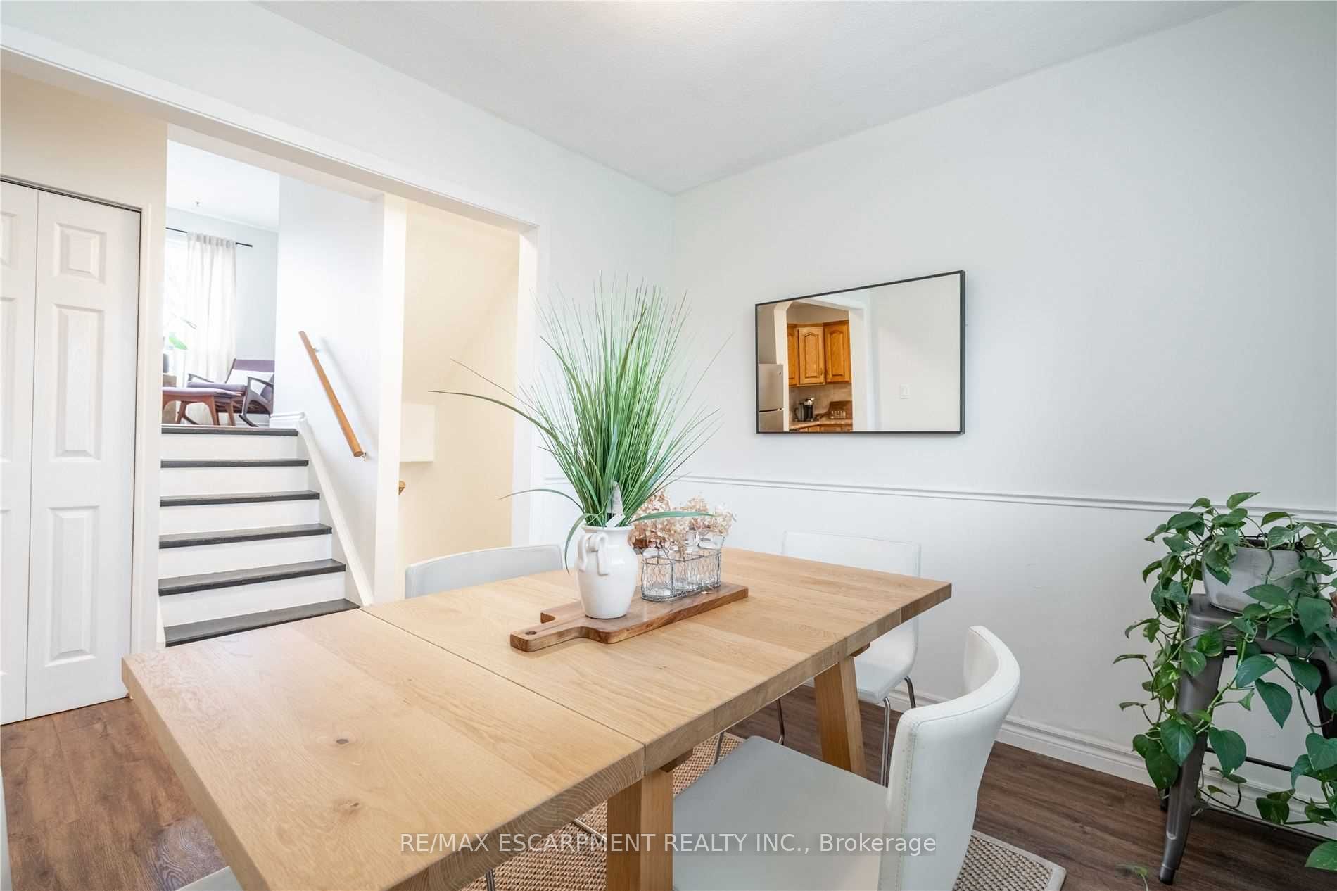 3 Bedrooms Condo at 500 Stone Church,  Hamilton For sale