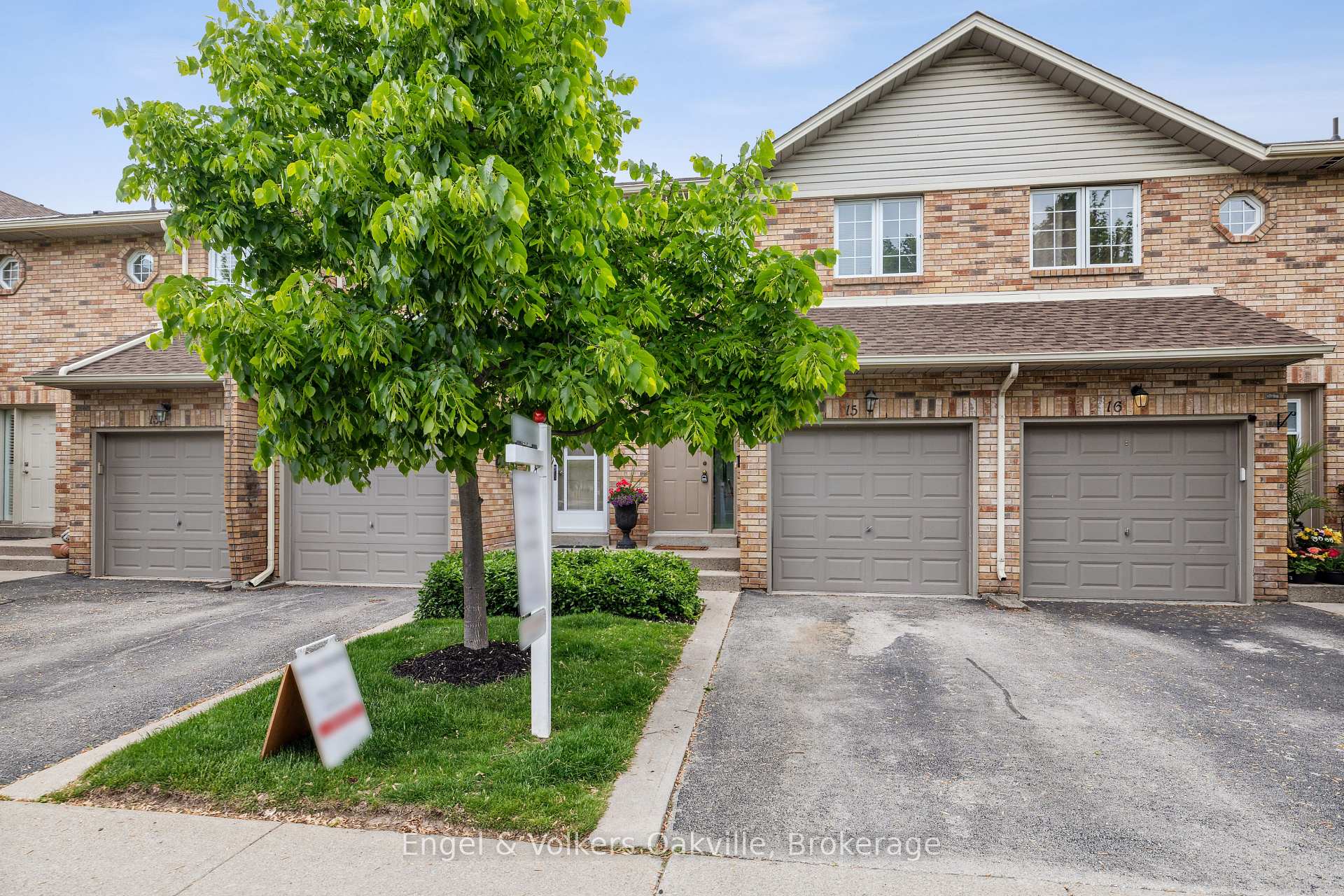 3 Bedrooms Condo at 2015 Cleaver, Burlington For sale
