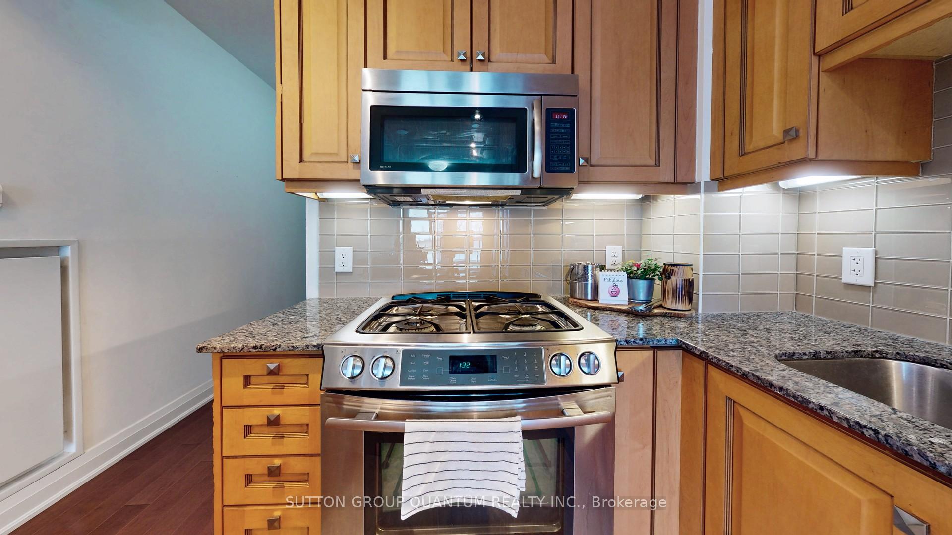 2 Bedrooms Condo at 11 Bronte, Oakville For sale
