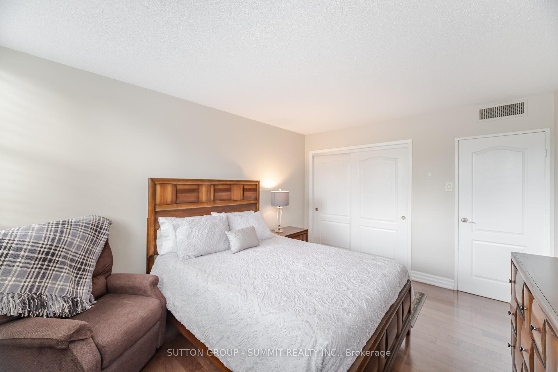 3 Bedrooms Condo at 1333 Bloor, Mississauga For sale