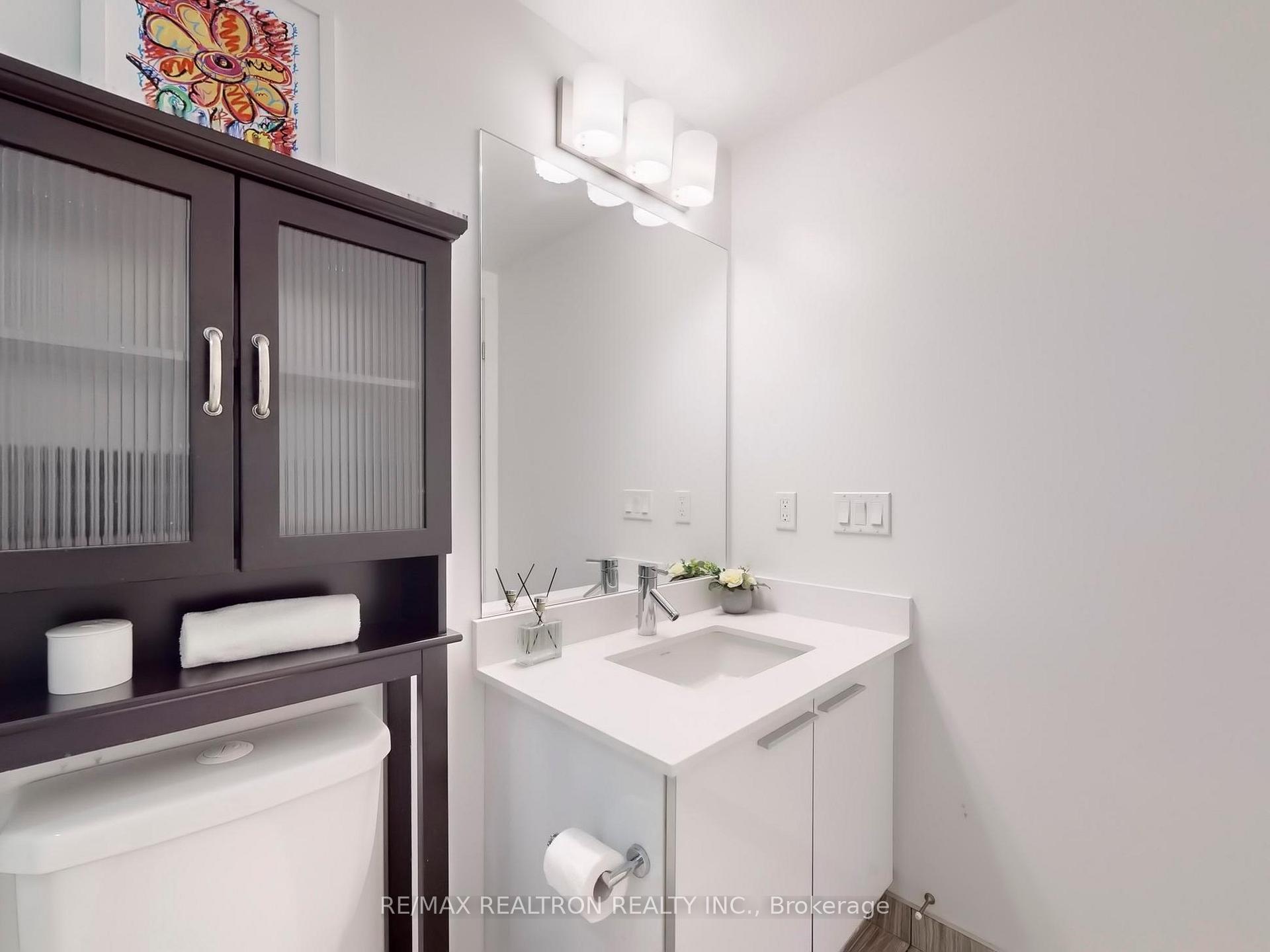 3 Bedrooms Condo at 10 Park Lawn, Toronto For sale