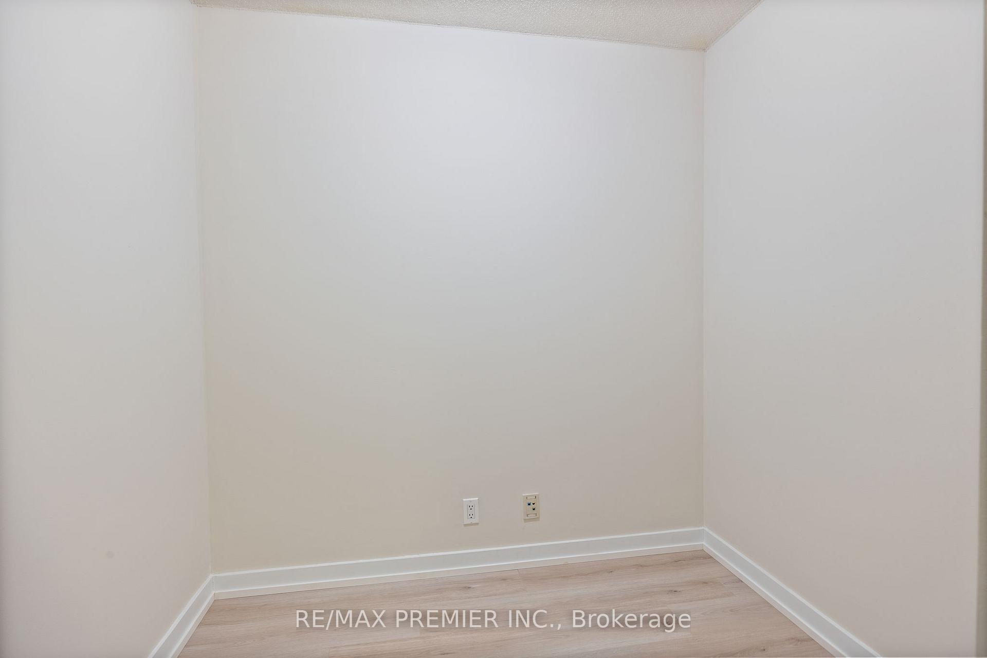 2 Bedrooms Condo at 381 Front,  Toronto For sale