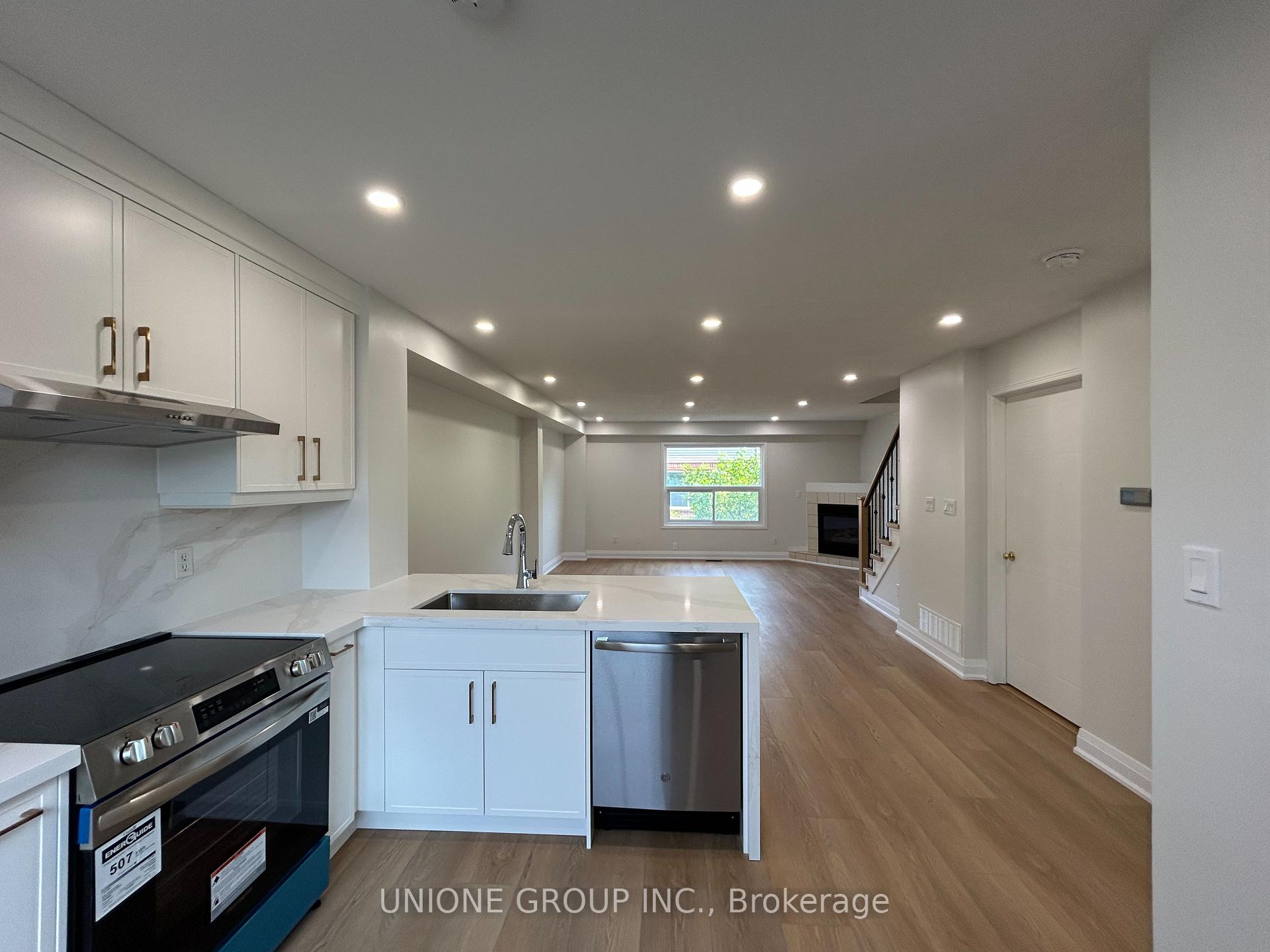 3 Bedrooms Condo at 1570 Reeves, Oakville For sale