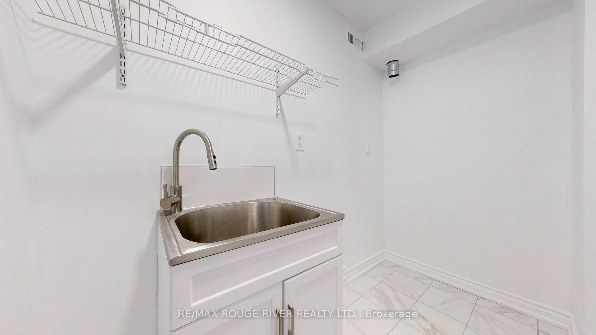 3 Bedrooms Condo at 2 Dowry, Toronto For sale