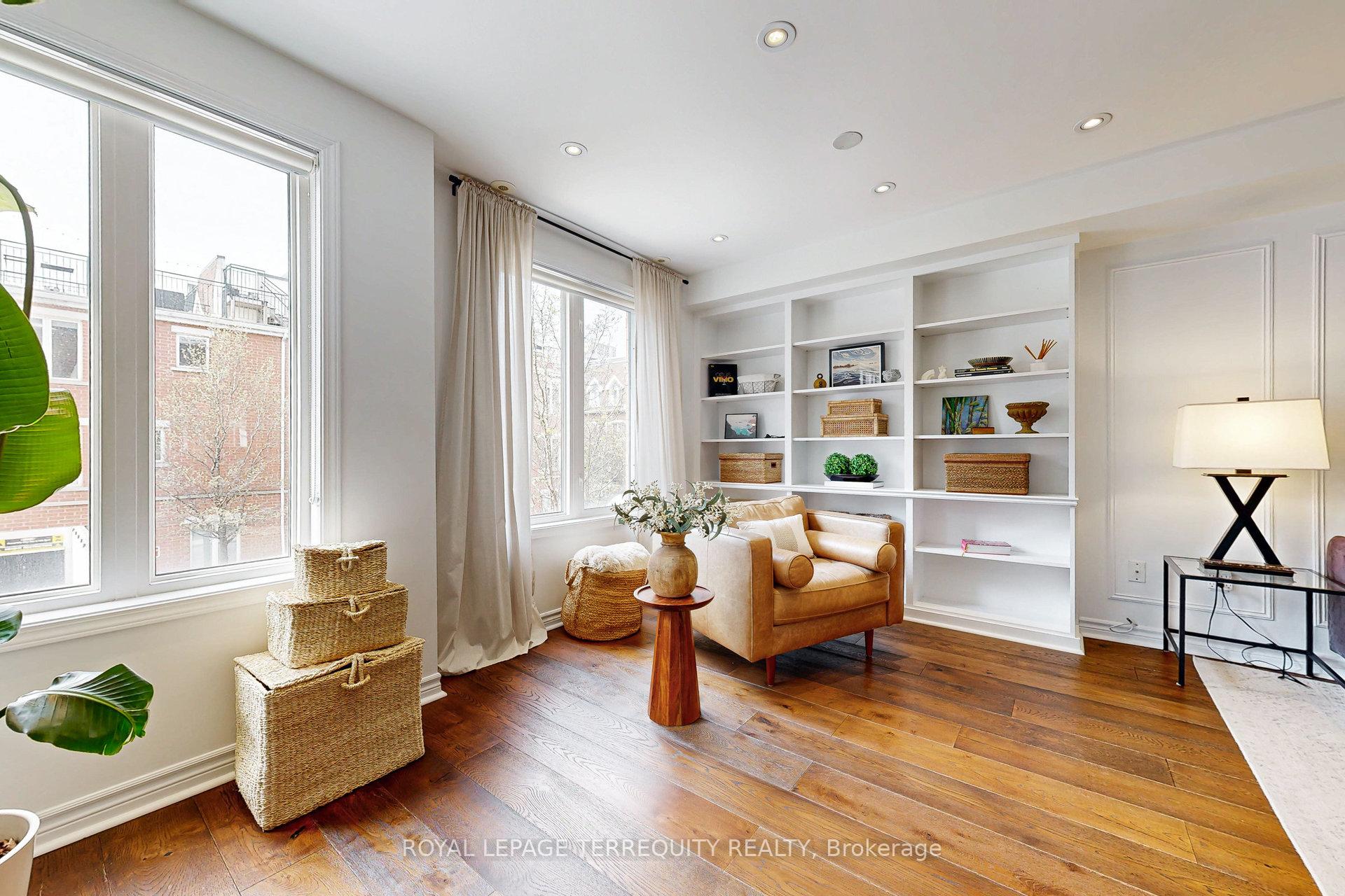 3 Bedrooms Condo at 25 Laidlaw, Toronto For sale