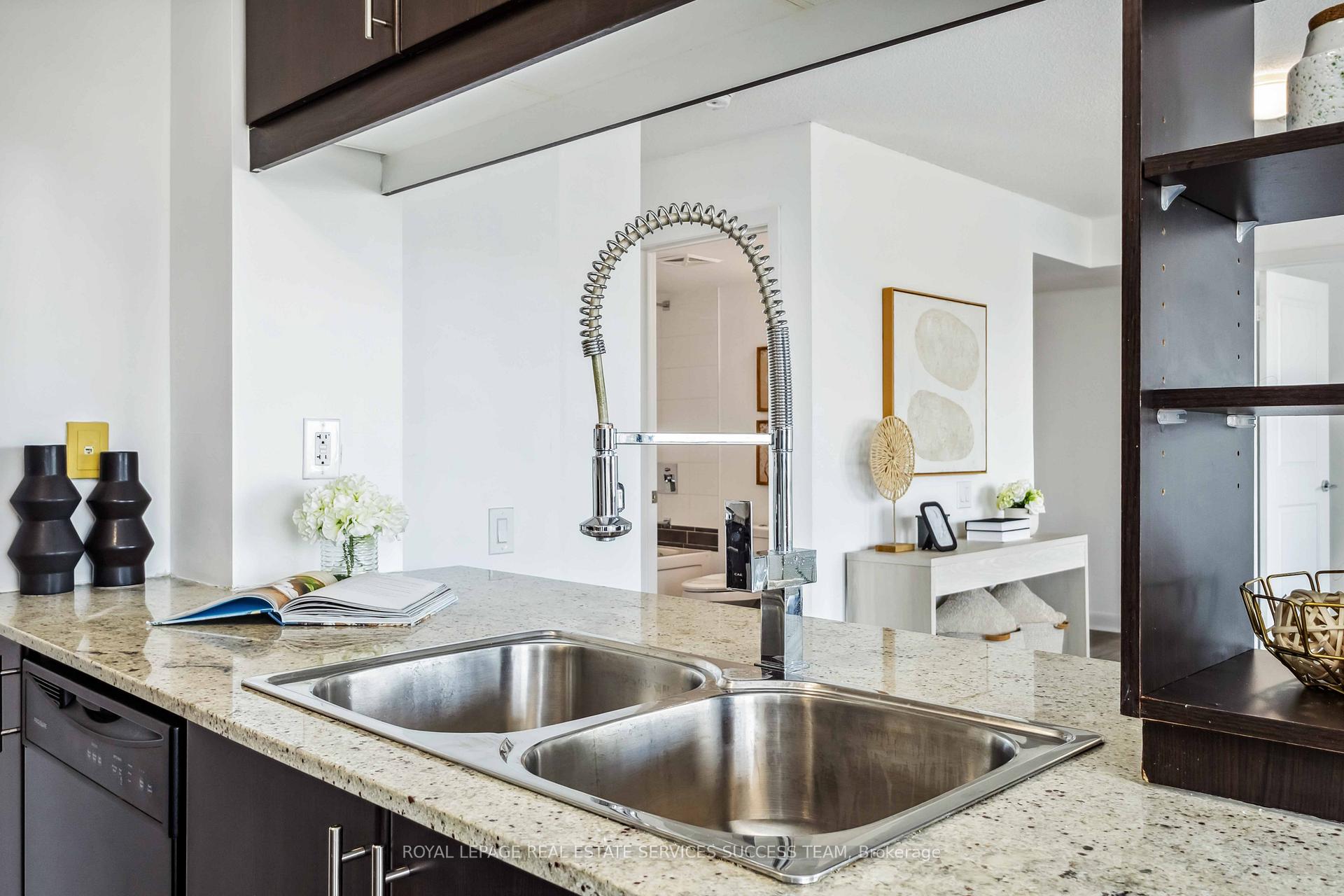 2 Bedrooms Condo at 25 Town Centre,  Toronto For sale
