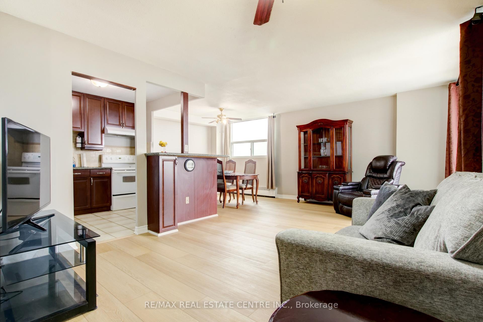 3 Bedrooms Condo at 2345 Confederation, Mississauga For sale