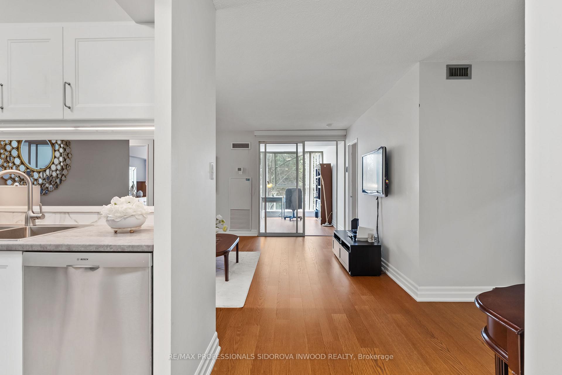 3 Bedrooms Condo at 20 Southport, Toronto For sale