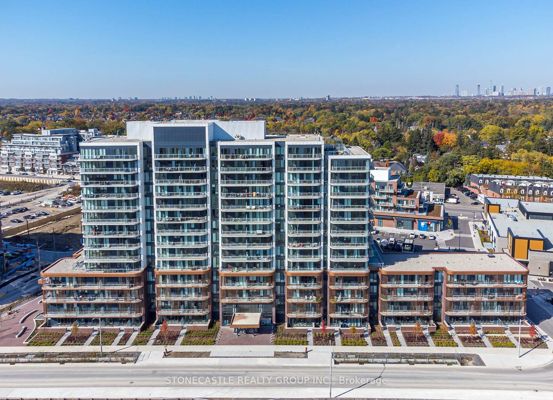 3 Bedrooms Condo at 220 Missinnihe, Mississauga For sale