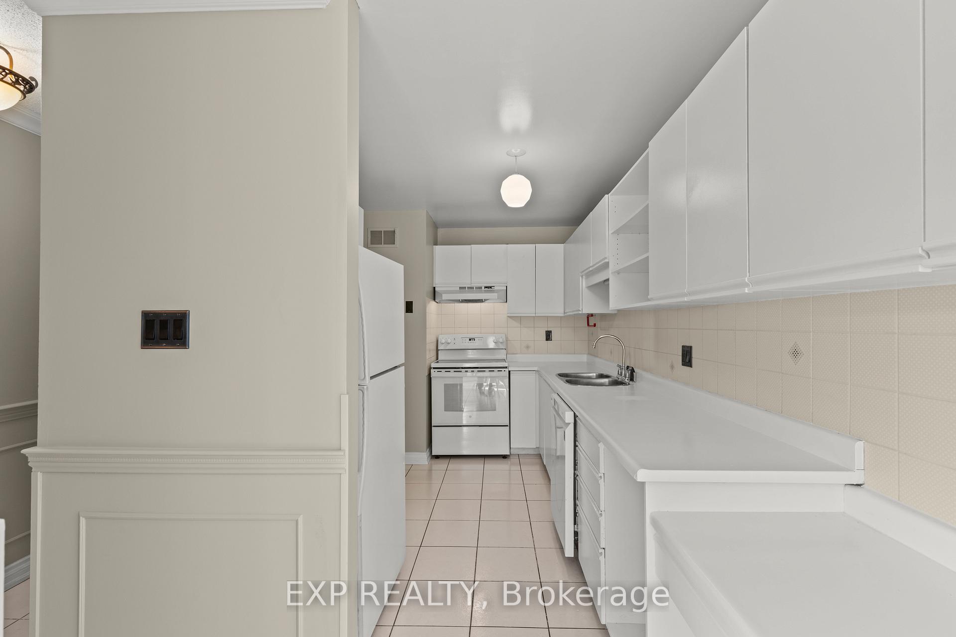 3 Bedrooms Condo at 2205 South Millway, Mississauga For sale