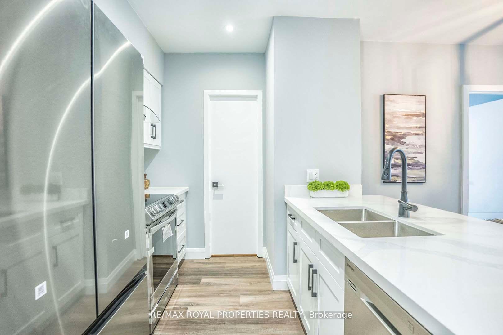 3 Bedrooms Condo at 38 Lee Centre,  Toronto For sale