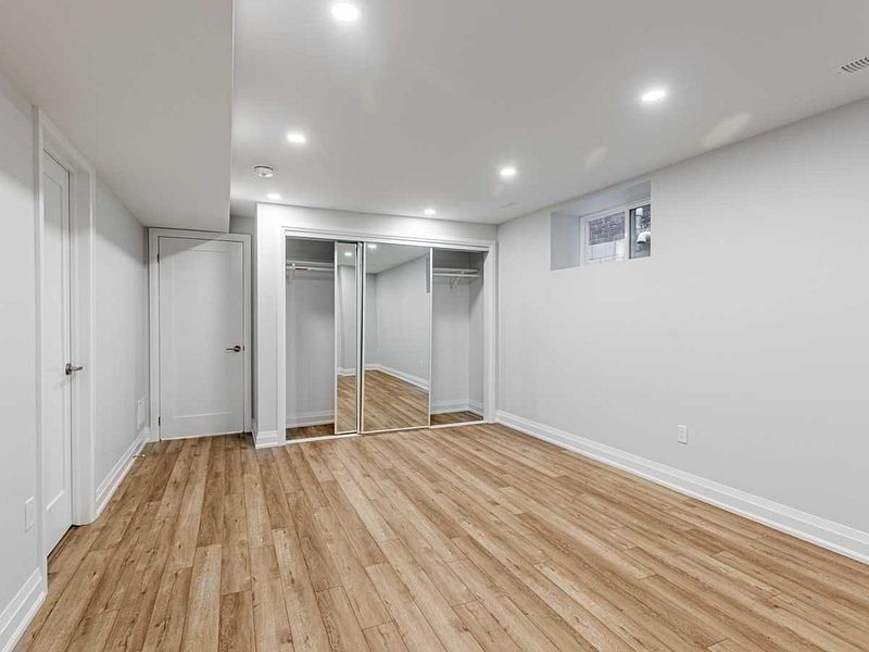 987 Avenue Road Lower