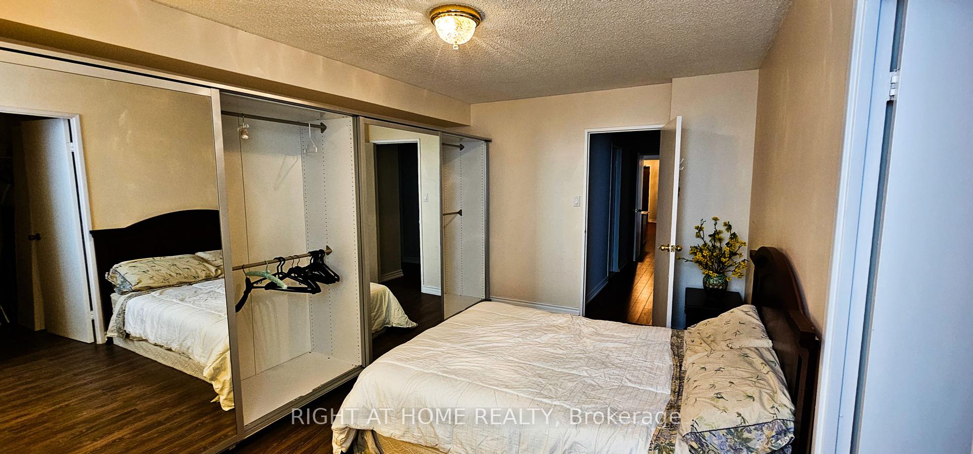 3 Bedrooms Condo at 75 Graydon Hall,  Toronto For sale