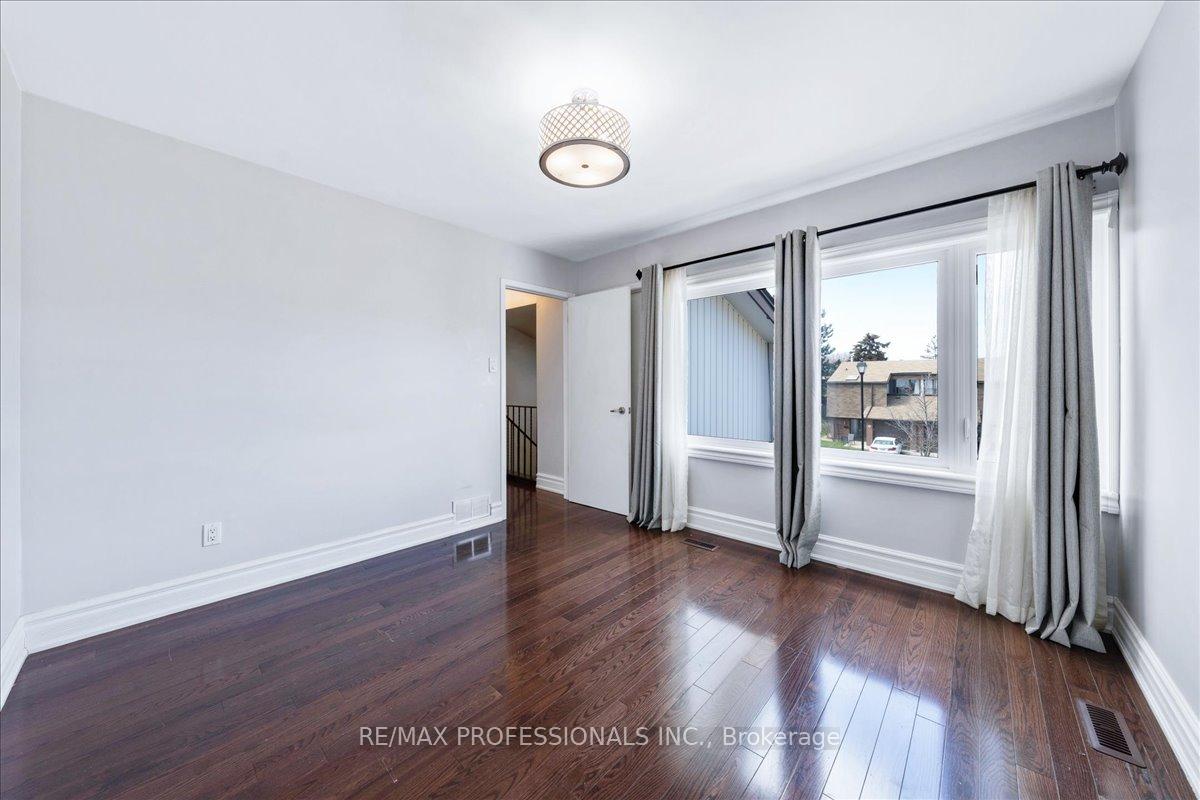 3 Bedrooms Condo at 600 Silver Creek,  Mississauga For sale