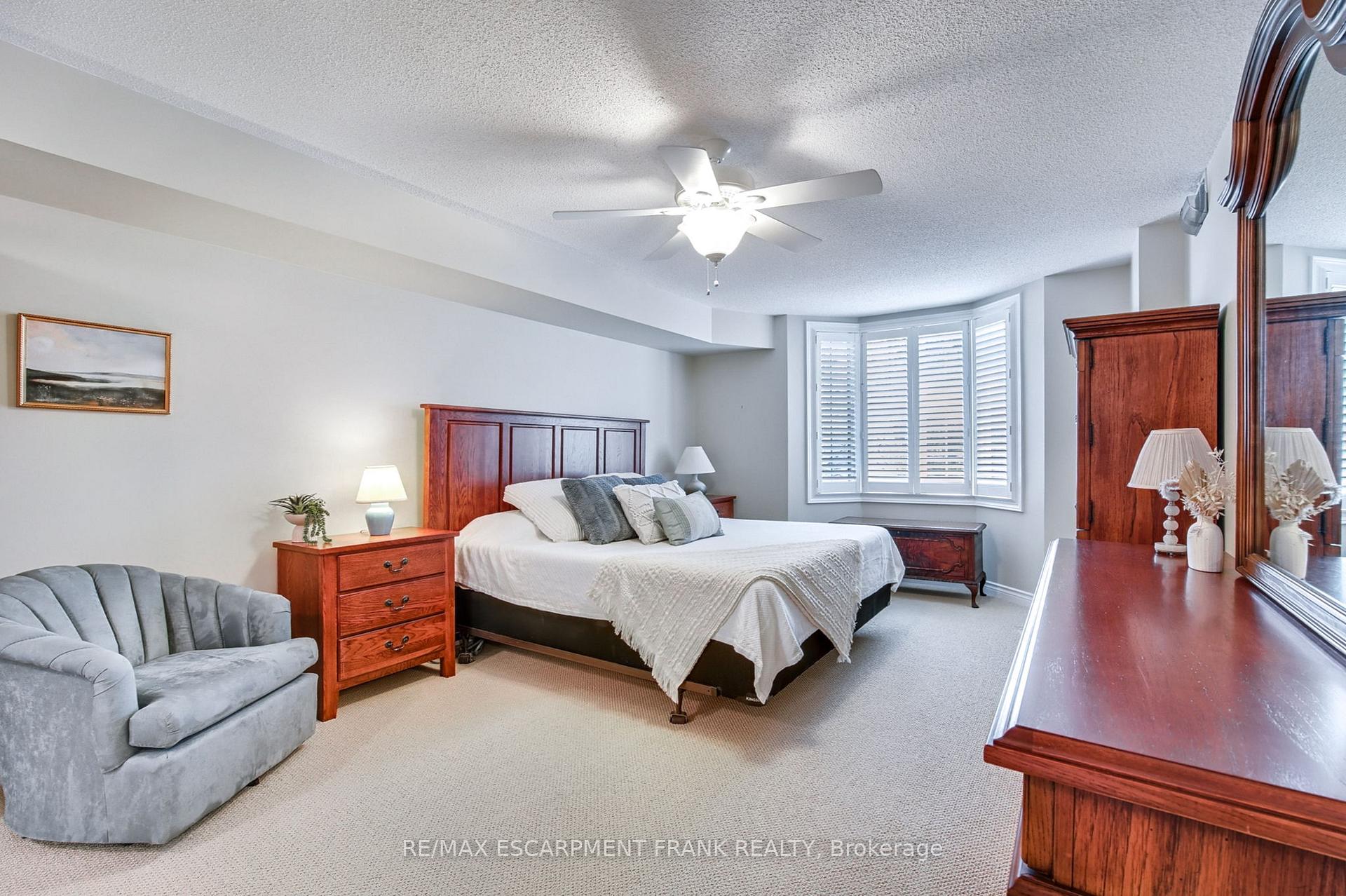 2 Bedrooms Condo at 970 Golf Links,  Hamilton For sale