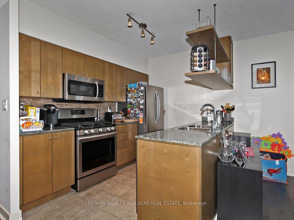 3 Bedrooms Condo at 35 Mariner,  Toronto For sale