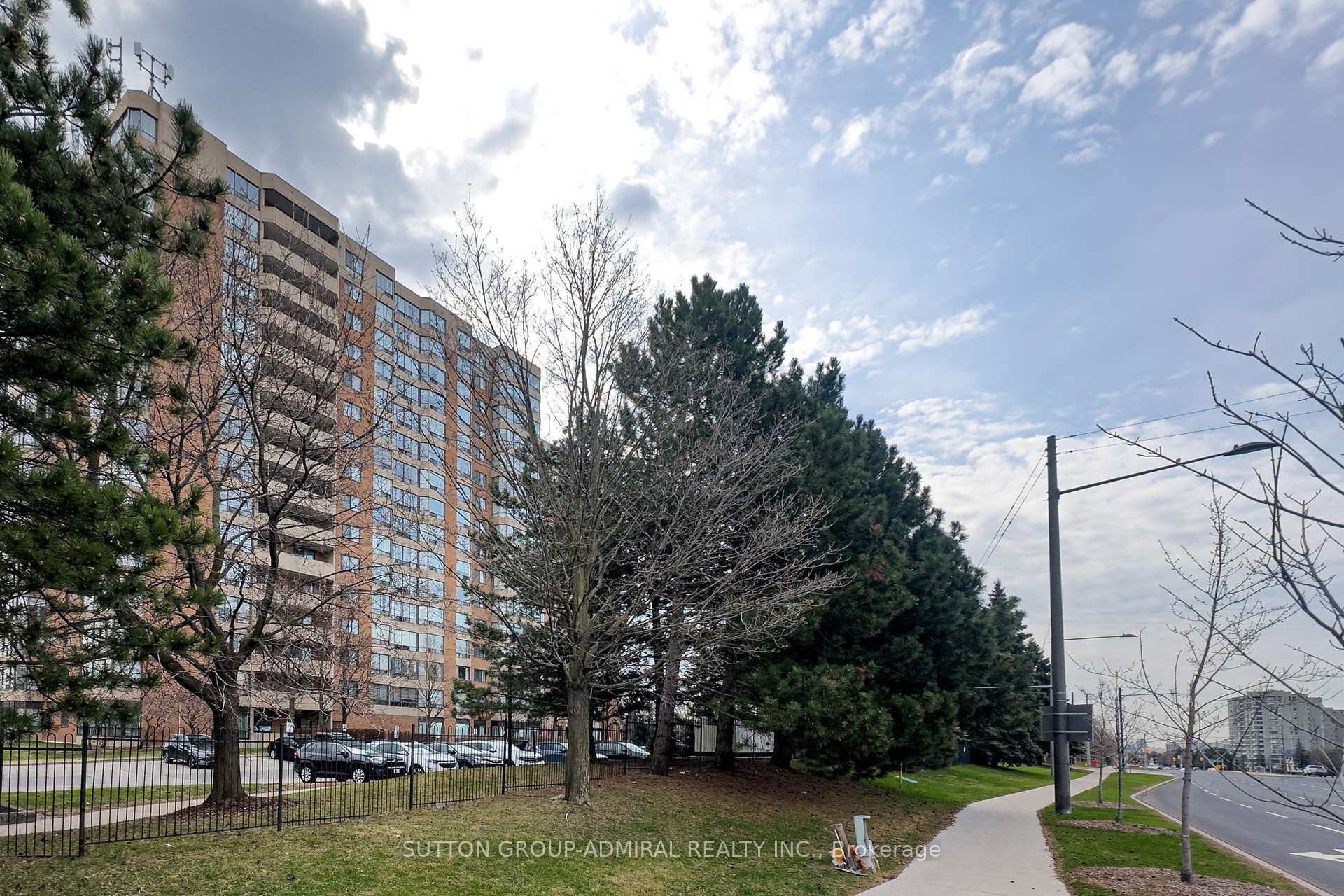 2 Bedrooms Condo at 7601 Bathurst, Vaughan For sale