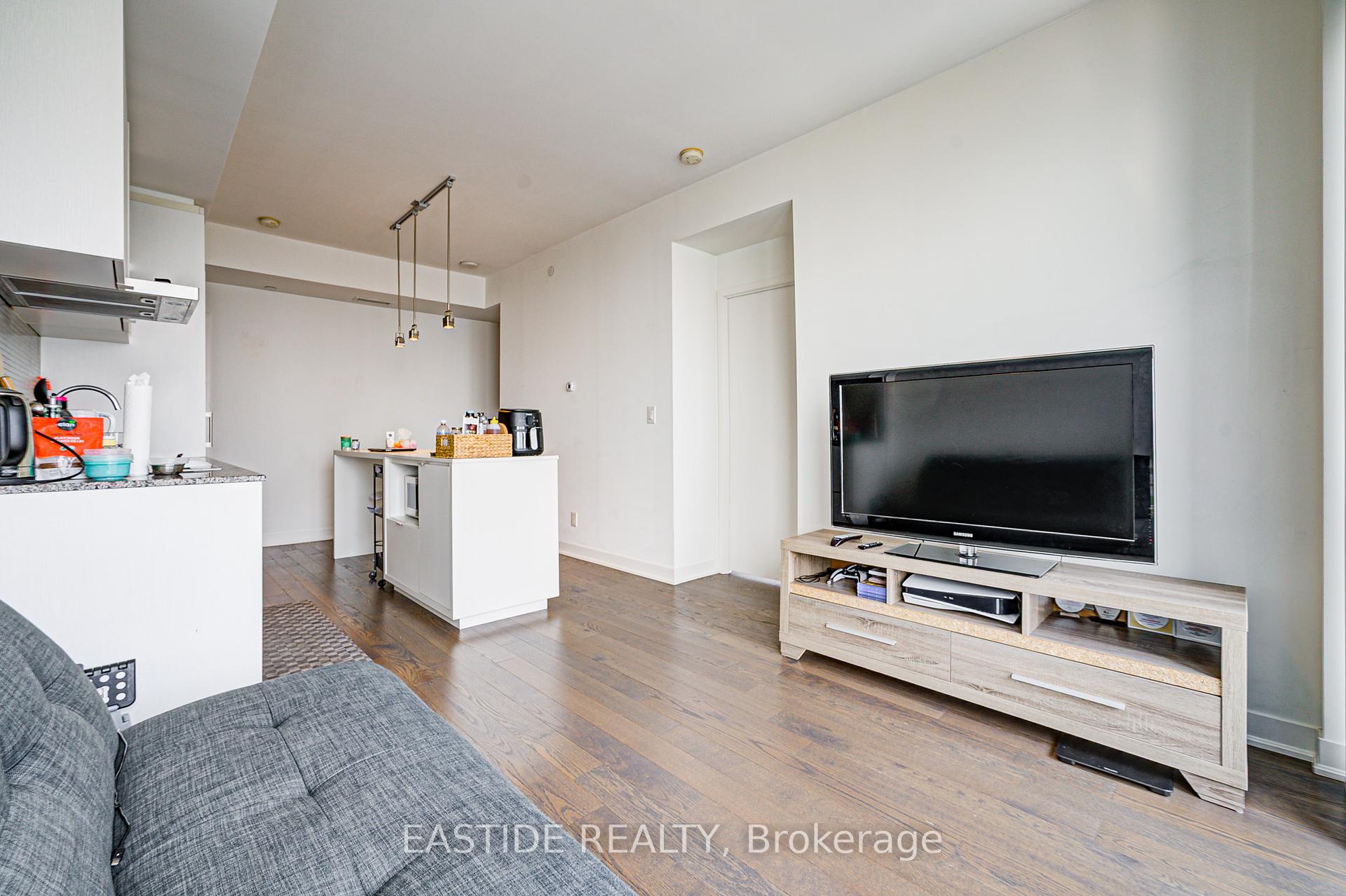 2 Bedrooms Condo at 88 Harbour, Toronto For sale