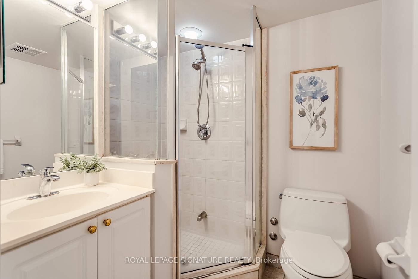 2 Bedrooms Condo at 55 Strathaven, Mississauga For sale