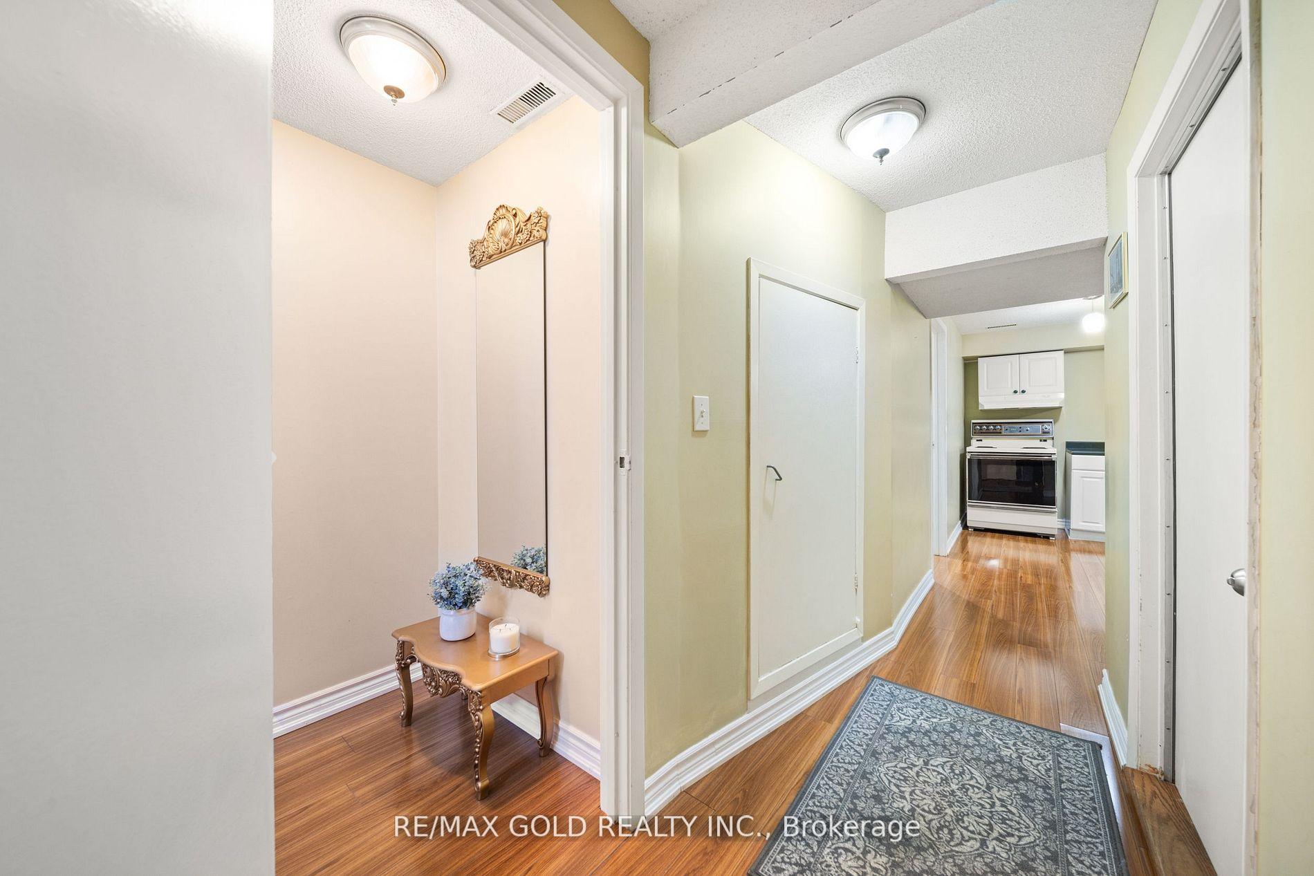 4 Bedrooms Condo at 1050 Shawnmarr, Mississauga For sale