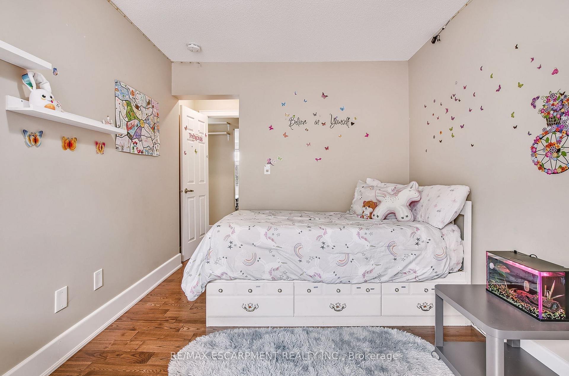 2 Bedrooms Condo at 25 Mountwood, Hamilton For sale