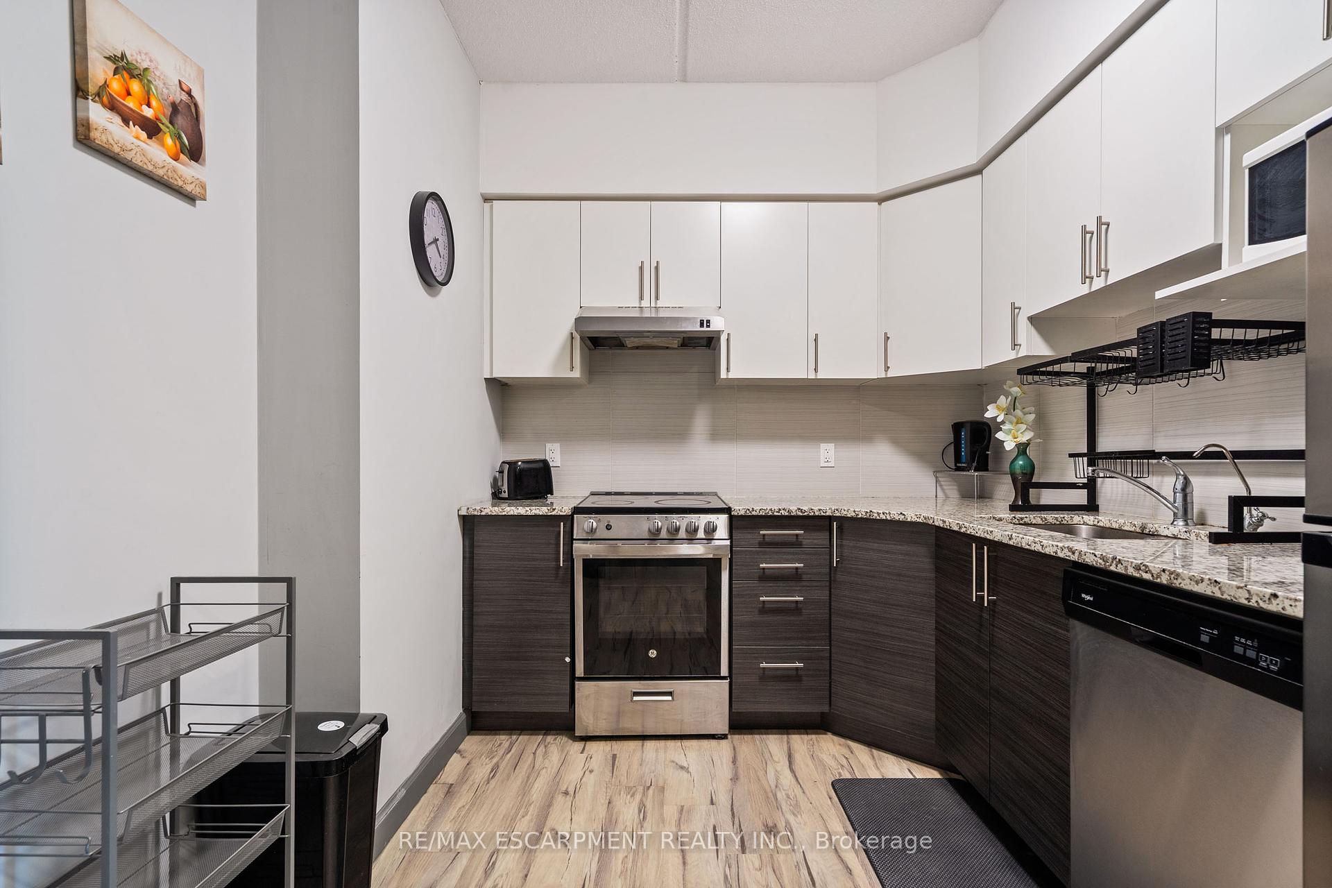 2 Bedrooms Condo at 77 LELAND, Hamilton For sale