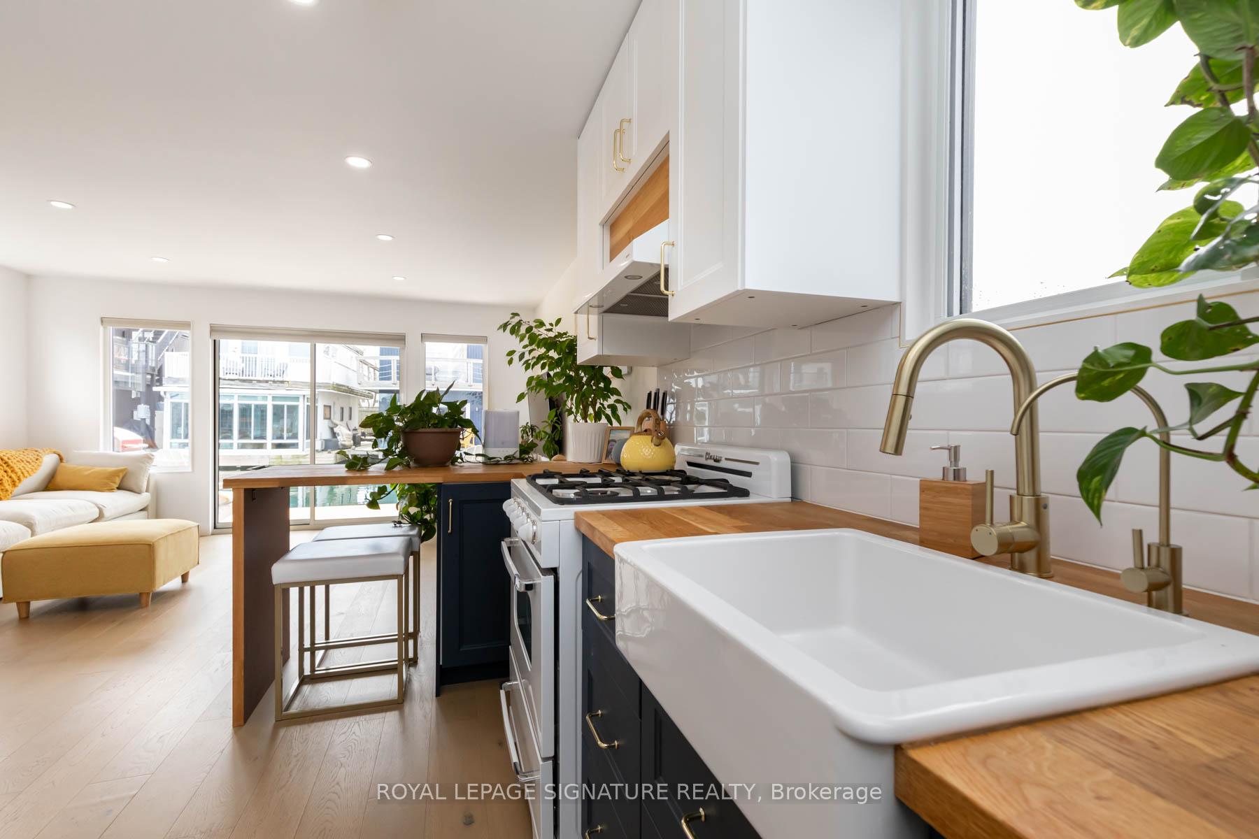1 Bedroom Condo at 7 Brimley,  Toronto For sale