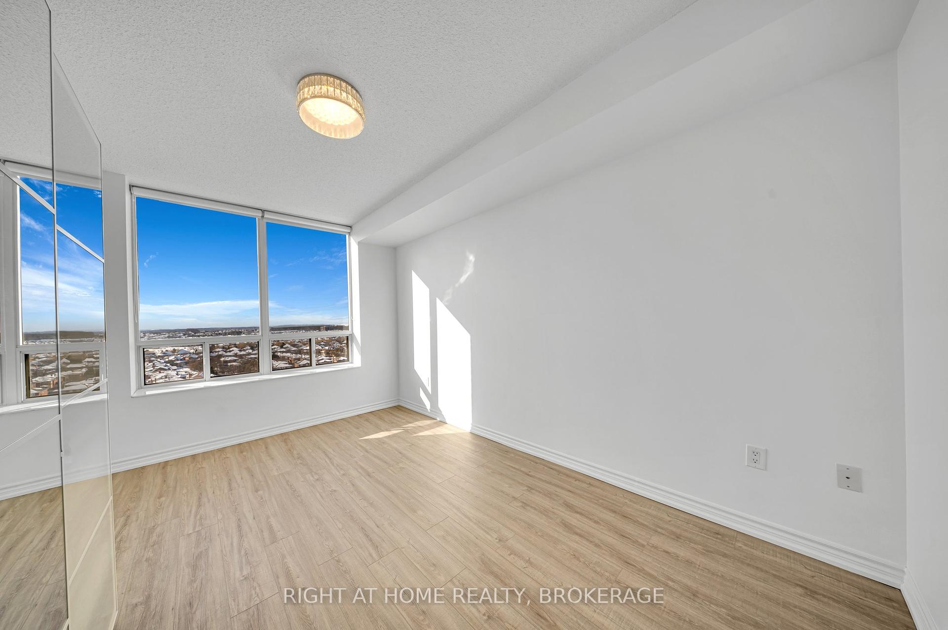 2 Bedrooms Condo at 55 STRATHAVEN, Mississauga For sale