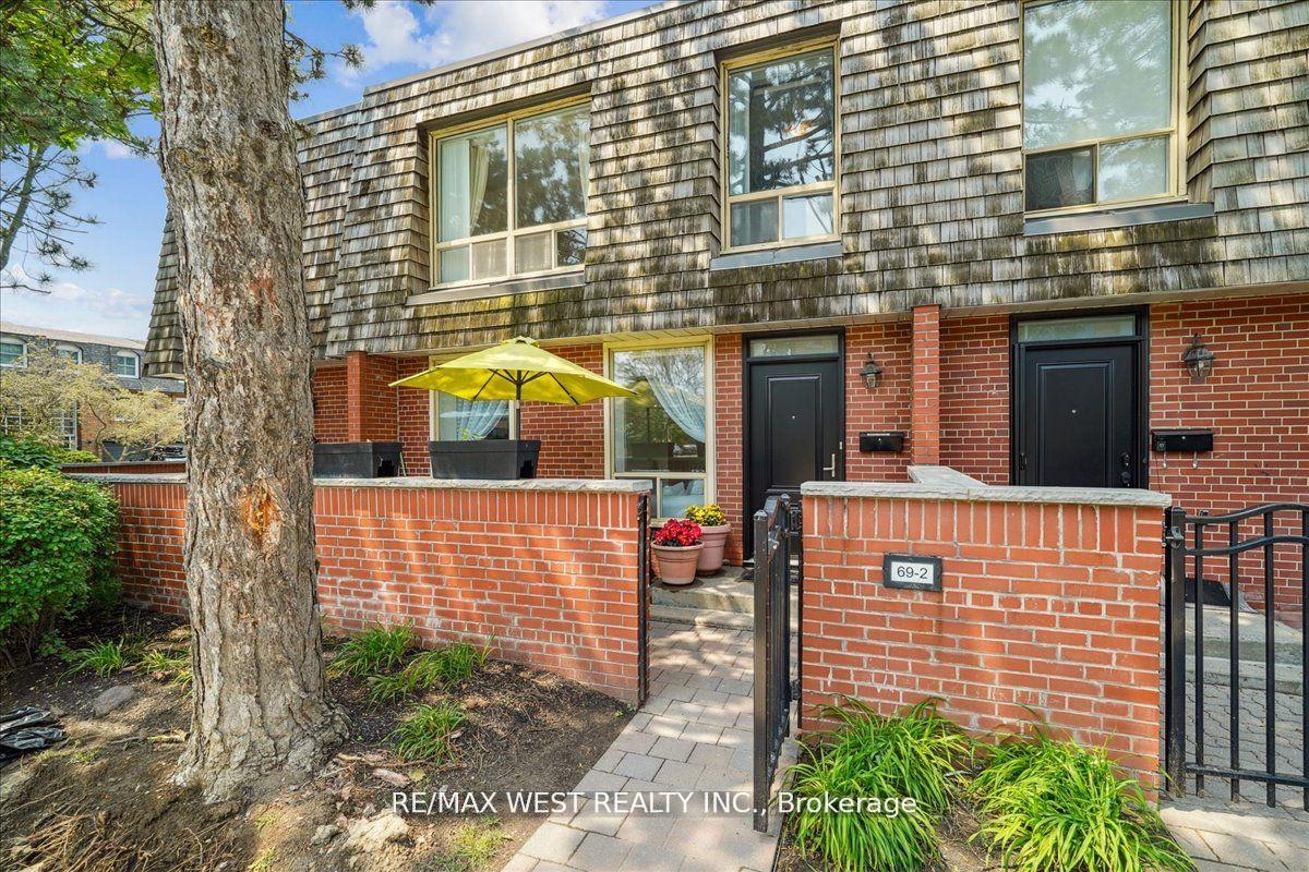 #2 – 69 Upper Canada Drive, Toronto, ON M2P 2A2