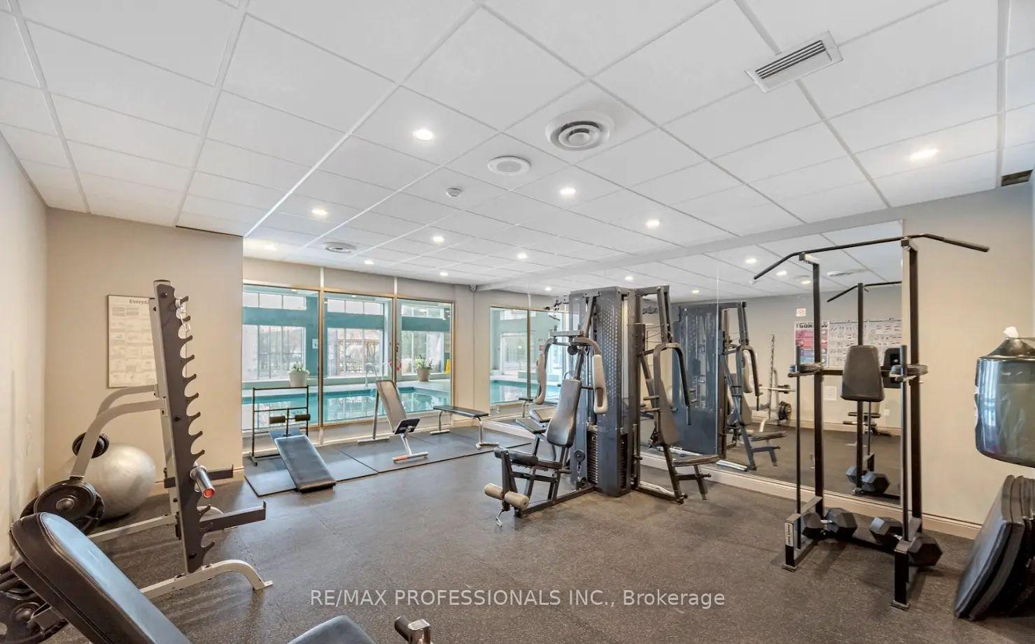 2 Bedrooms Condo at 50 Kingsbridge Garden, Mississauga For sale