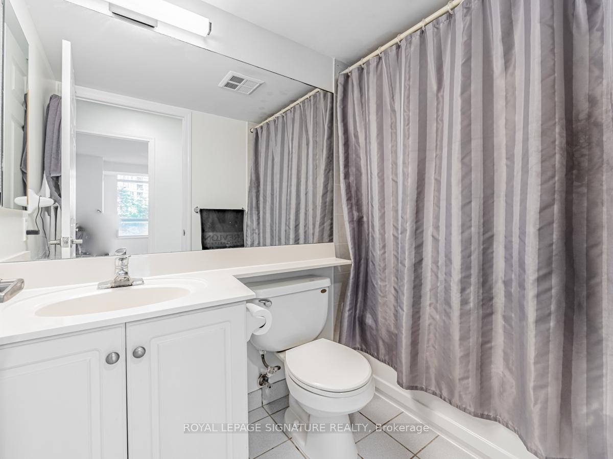 2 Bedrooms Condo at 35 Kingsbridge Garden, Mississauga For sale