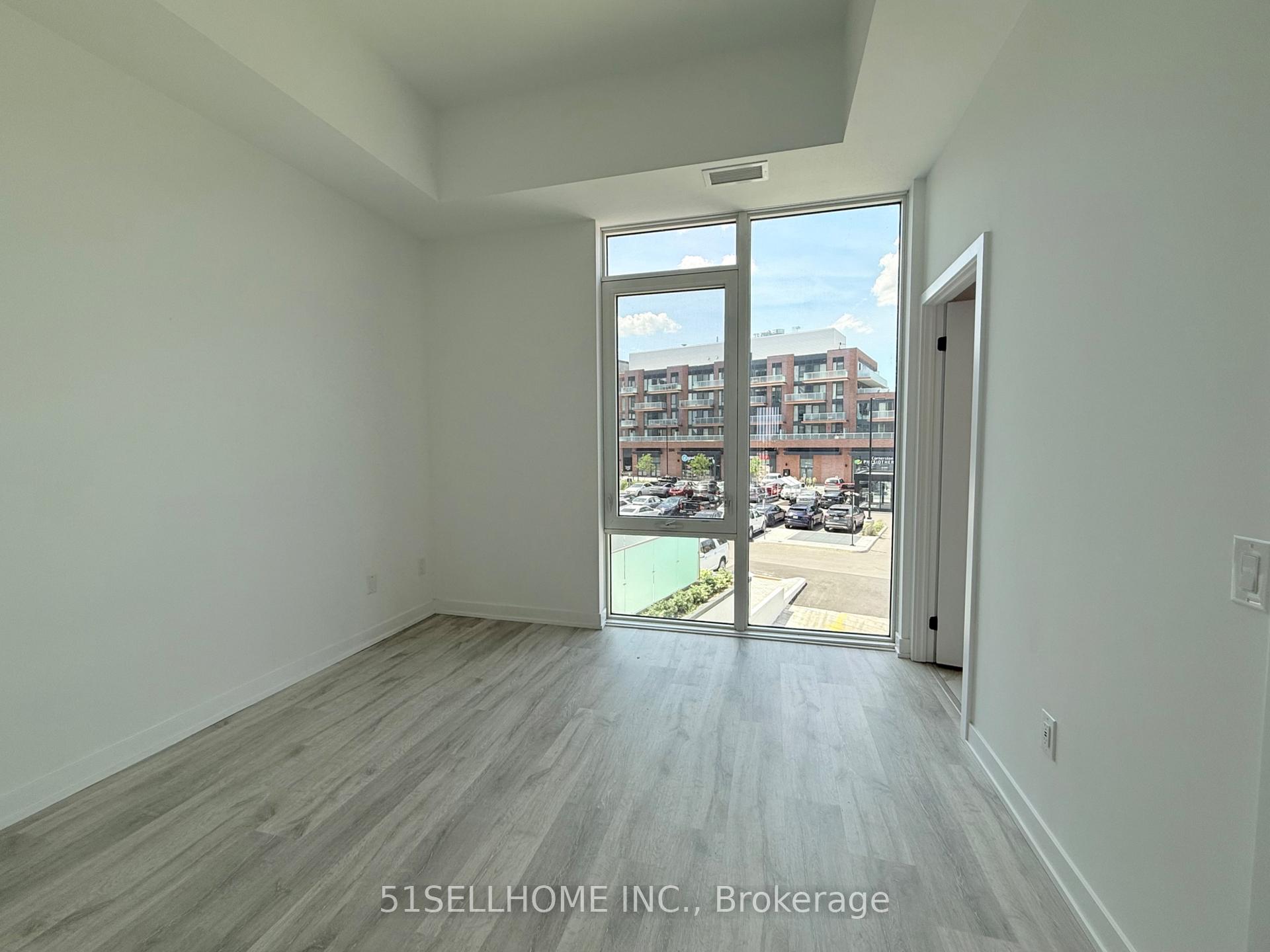 4 Bedrooms Condo at 220 Missinnihe, Mississauga For sale