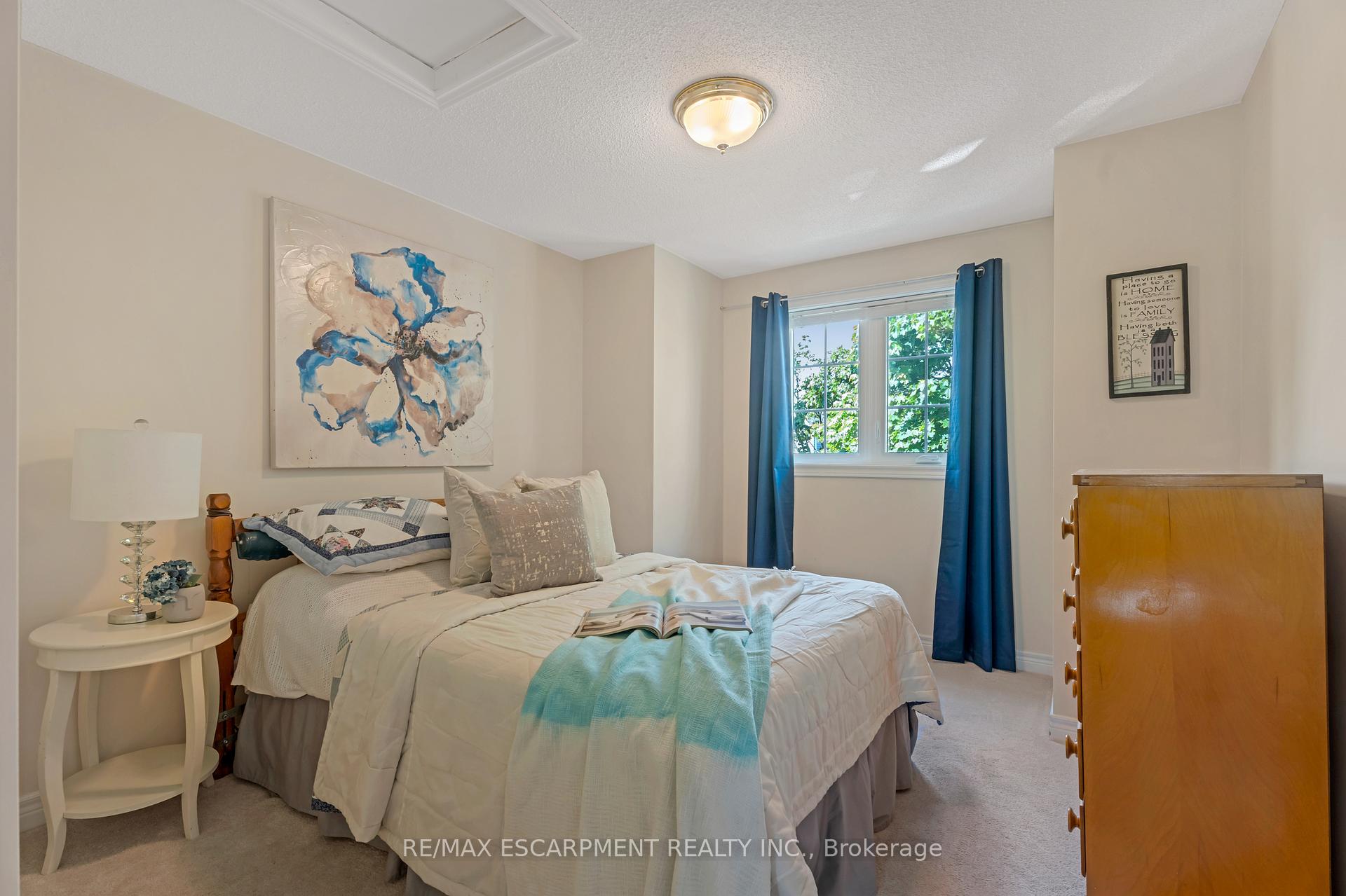 2 Bedrooms Condo at 810 Golf Links, Hamilton For sale