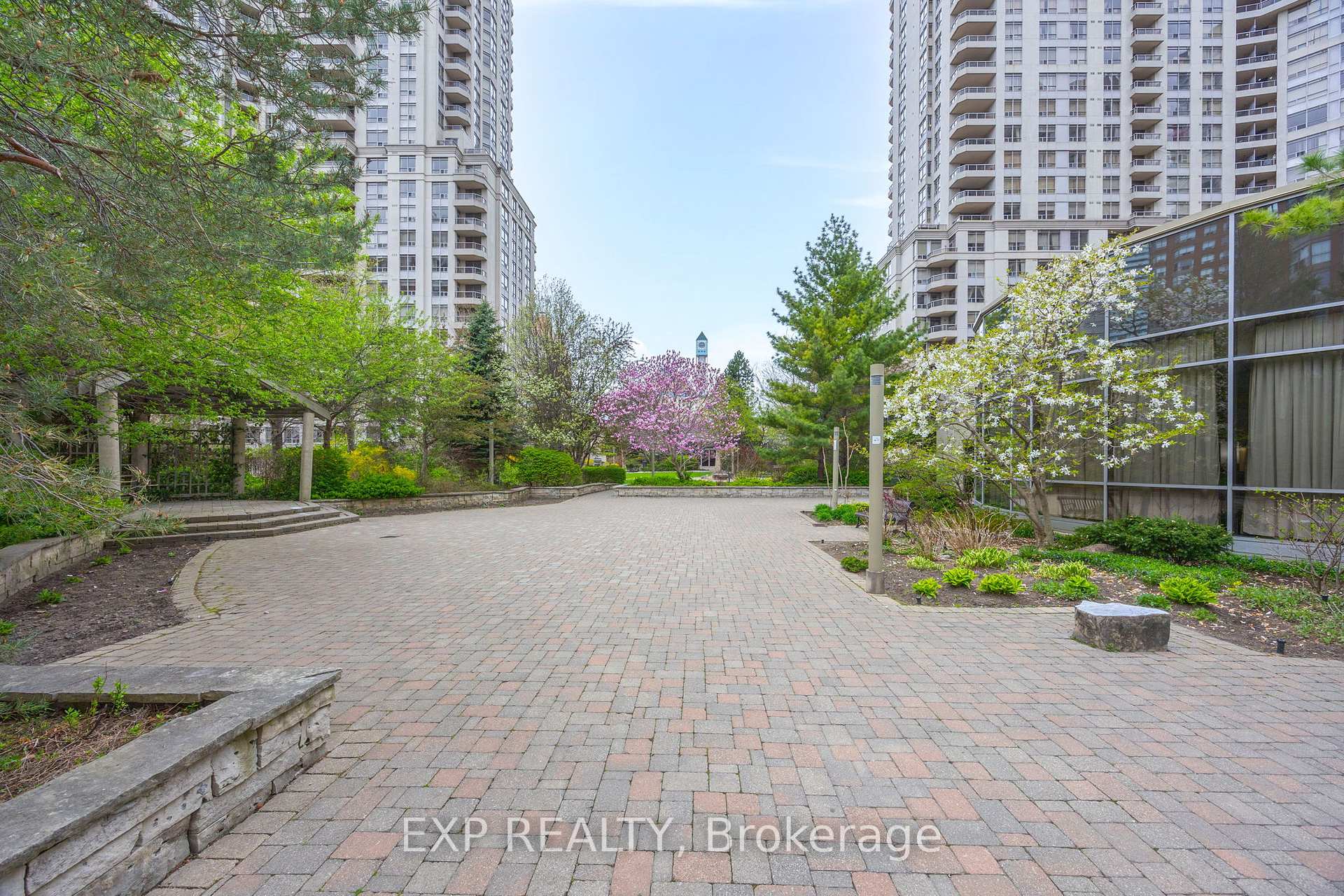 2 Bedrooms Condo at 3880 Duke Of York, Mississauga For sale