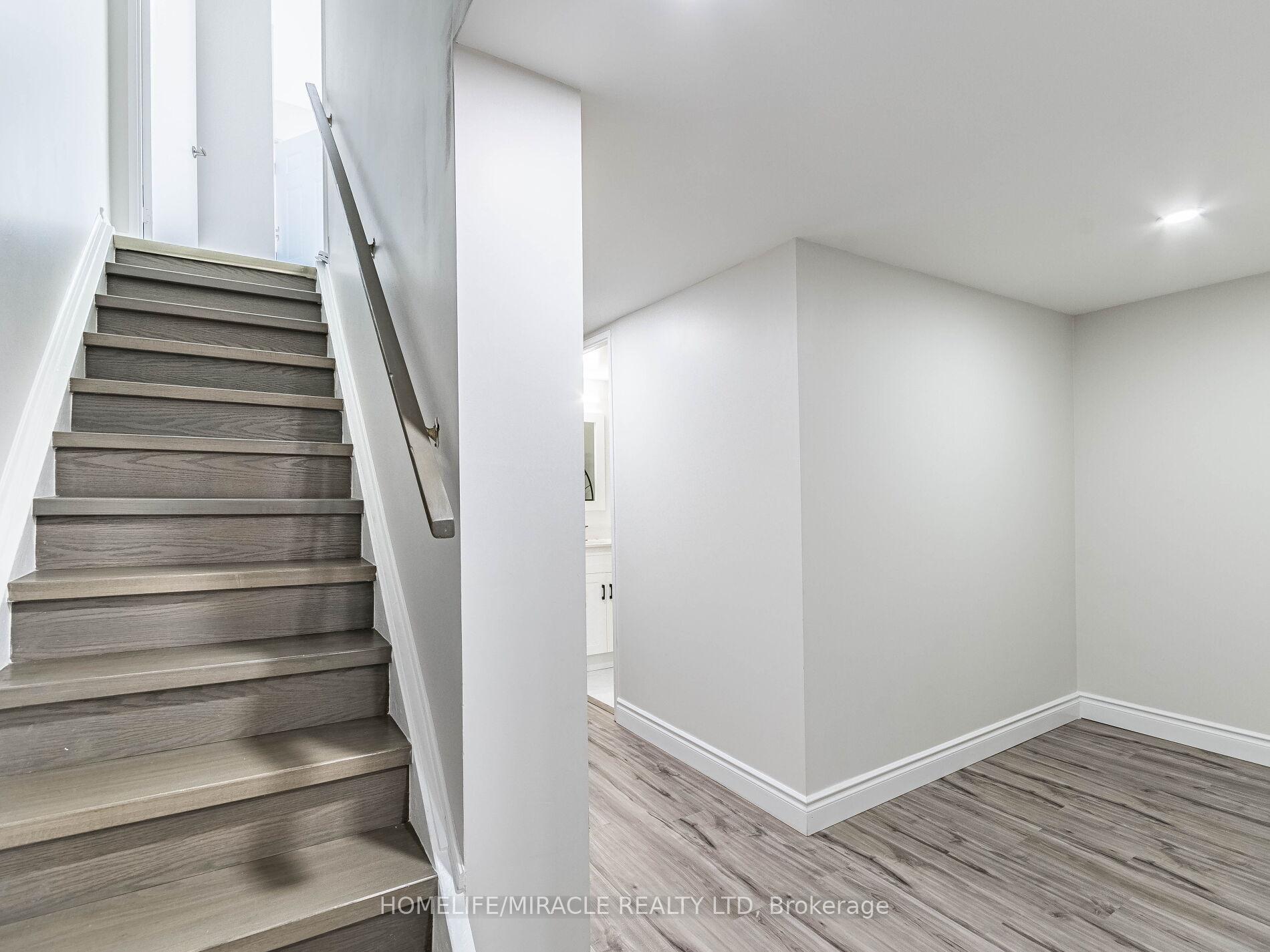 5 Bedrooms Condo at 180 Mississauga Valley, Mississauga For sale
