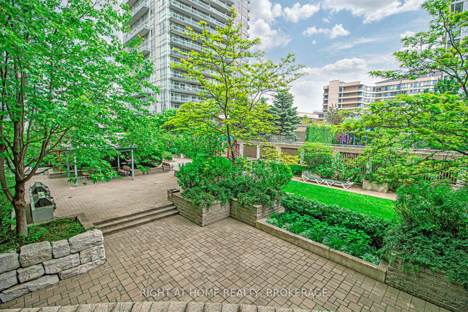 2 Bedrooms Condo at 3939 Duke Of York, Mississauga For sale