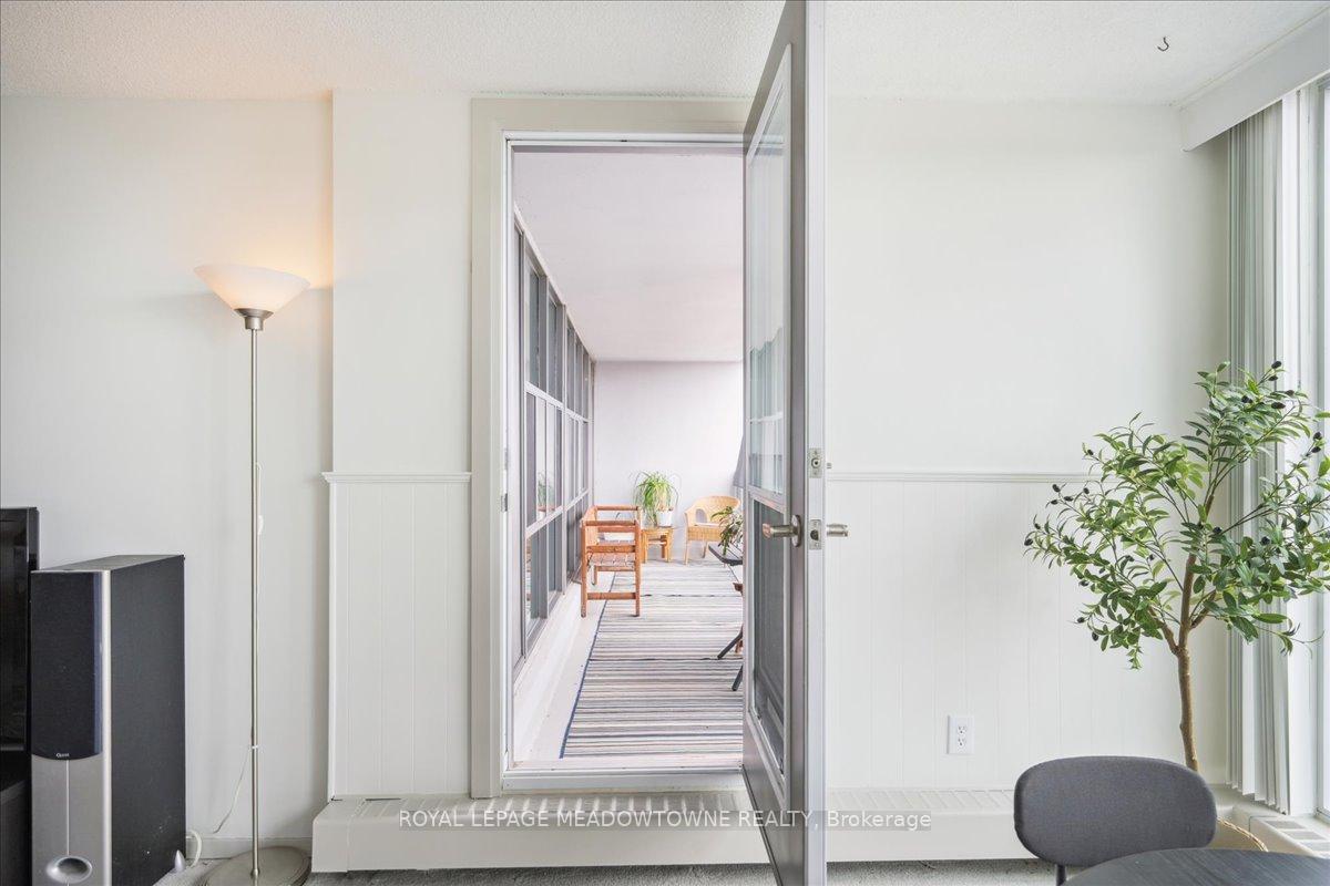 2 Bedrooms Condo at 2665 Windwood, Mississauga For sale