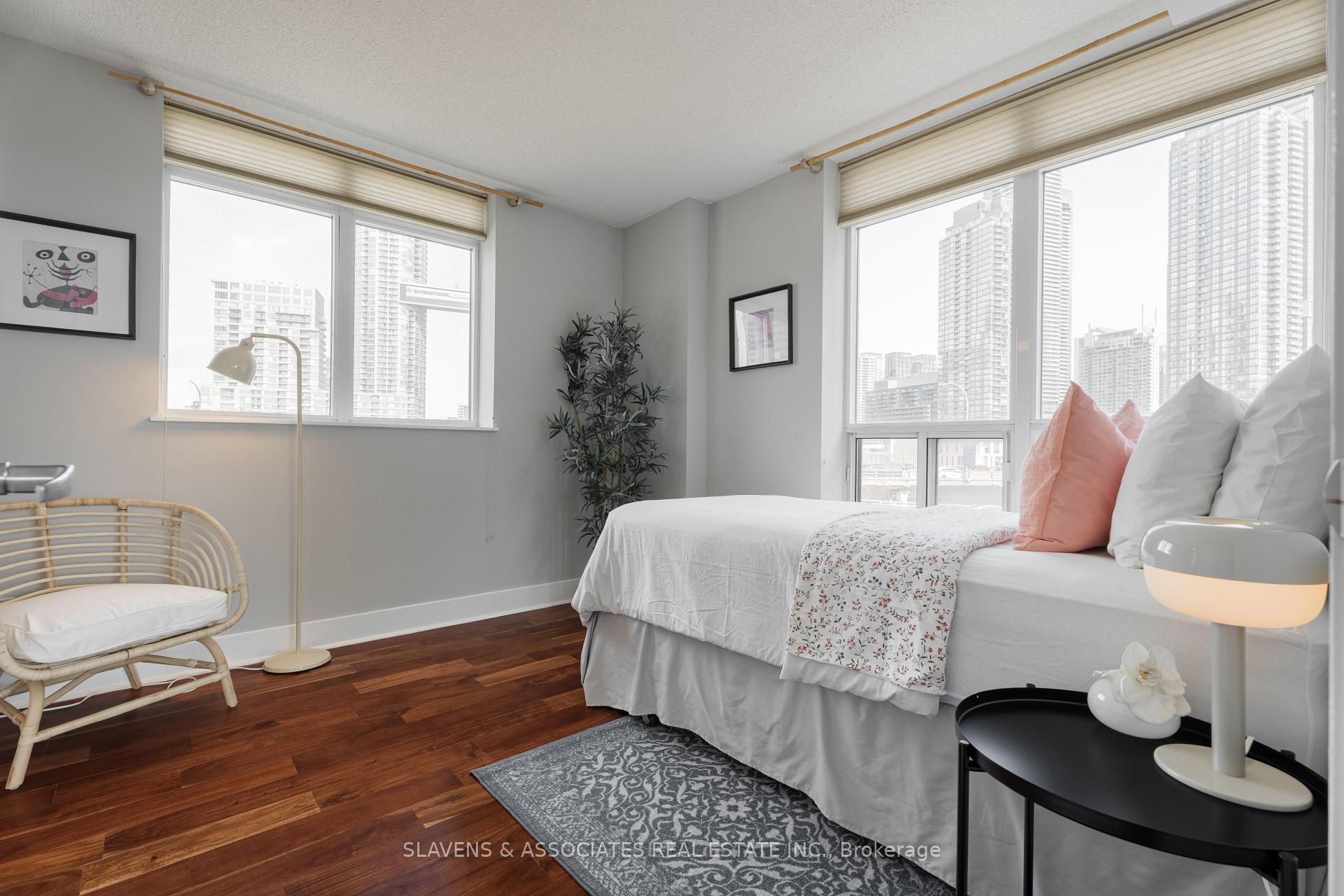 2 Bedrooms Condo at 550 Queens,  Toronto For sale
