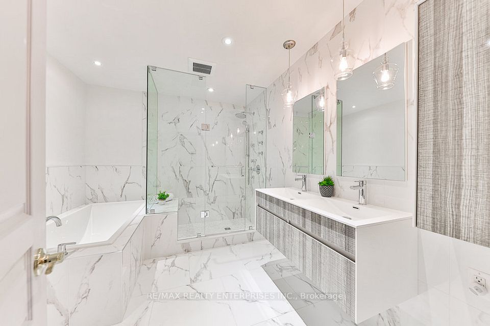 5 PC Ensuite, Glass Enclosed Shower Built-In Bench