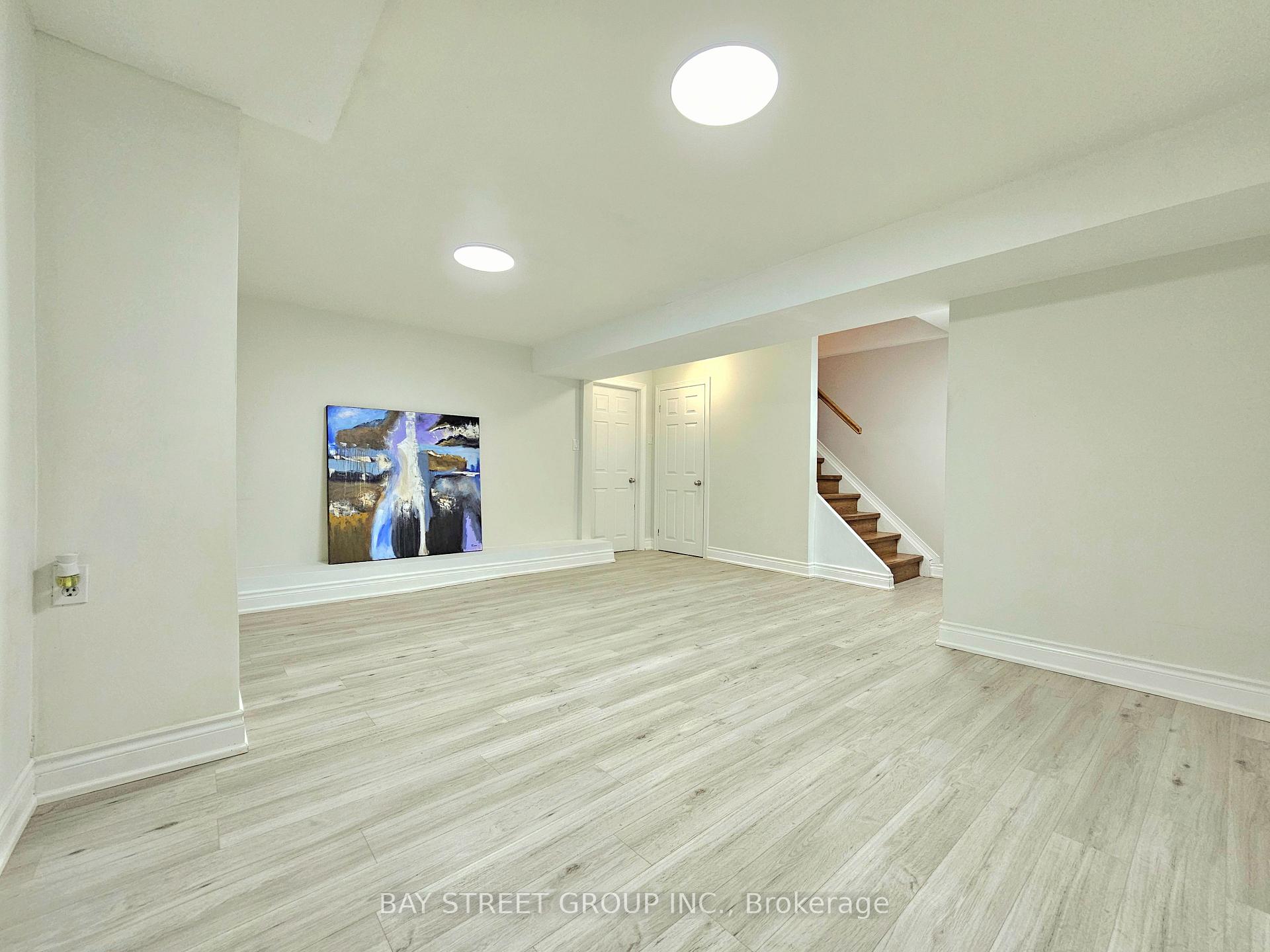 3 Bedrooms Condo at 2779 Gananoque, Mississauga For sale