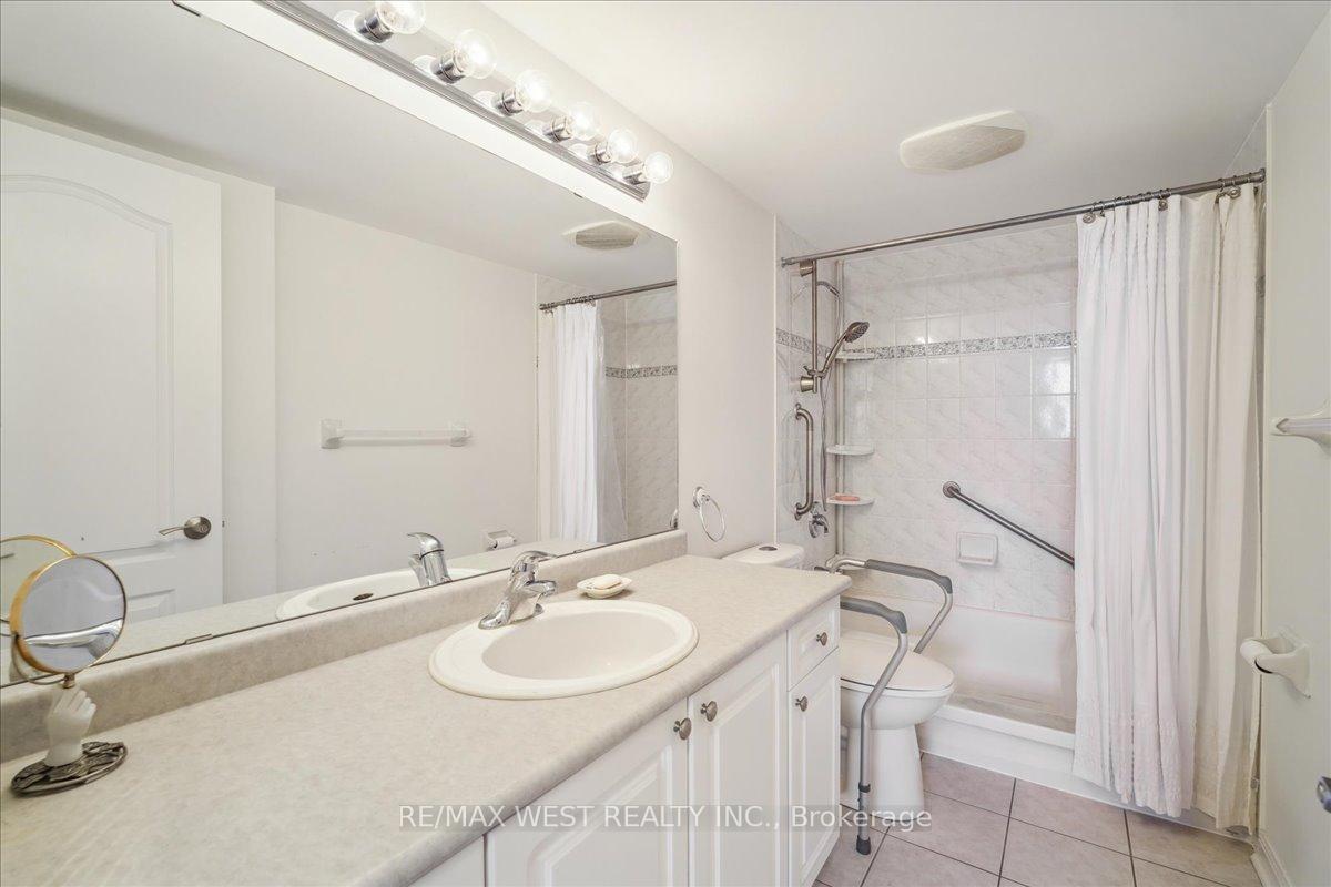 2 Bedrooms Condo at 2502 Rutherford, Vaughan For sale