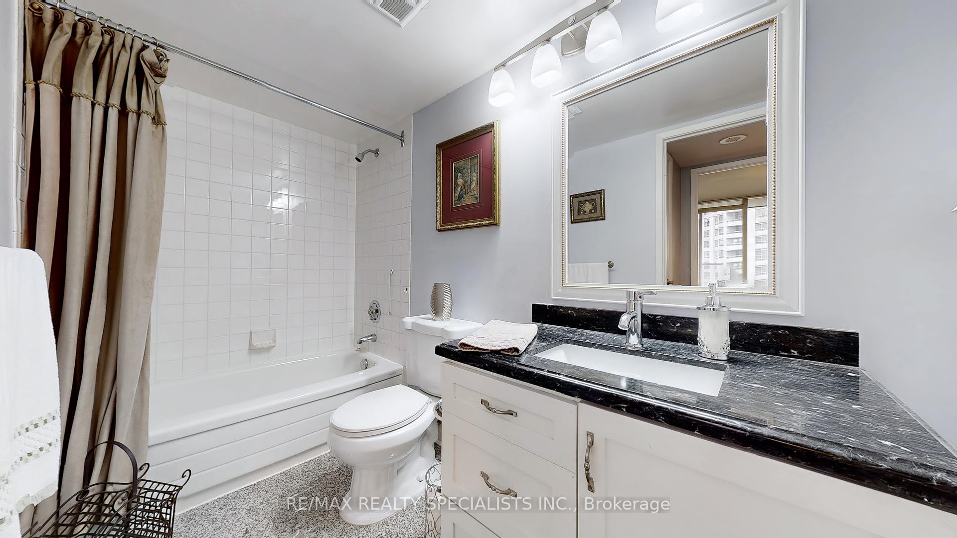 2 Bedrooms Condo at 45 Kingsbridge Garden, Mississauga For sale