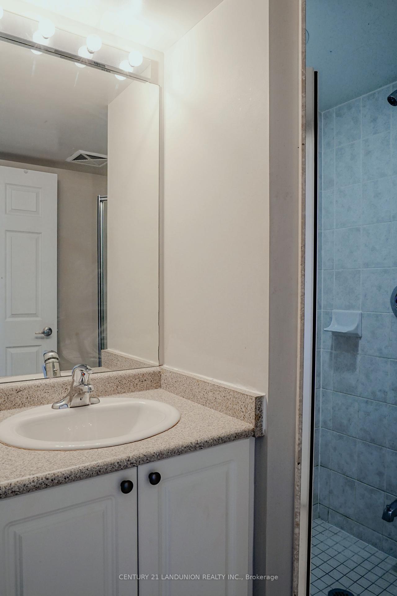 2 Bedrooms Condo at 208 Enfield, Mississauga For sale
