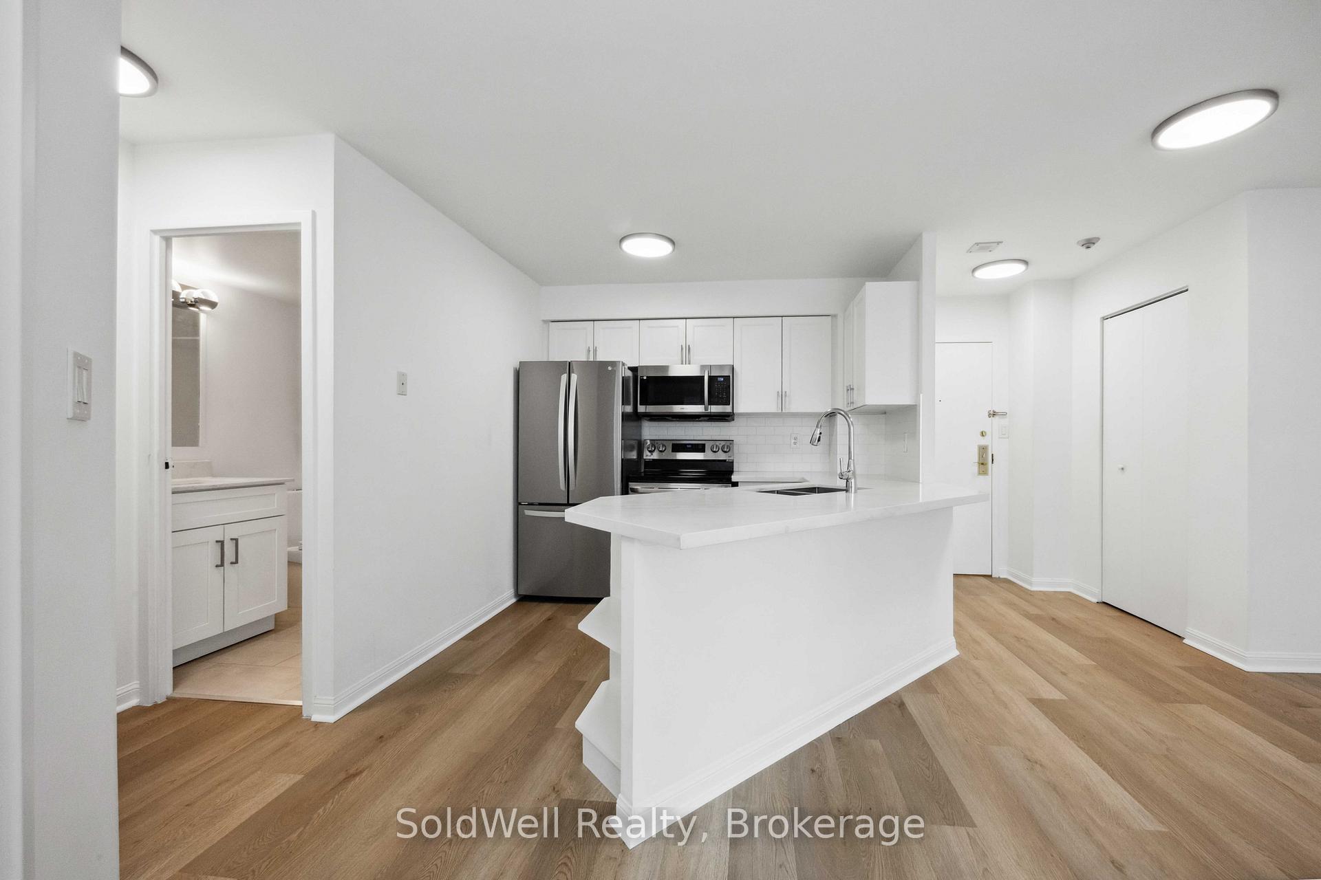 2 Bedrooms Condo at 25 Grenville,  Toronto For sale