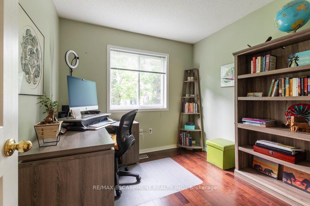 3 Bedrooms Condo at 31 Moss, Hamilton For sale