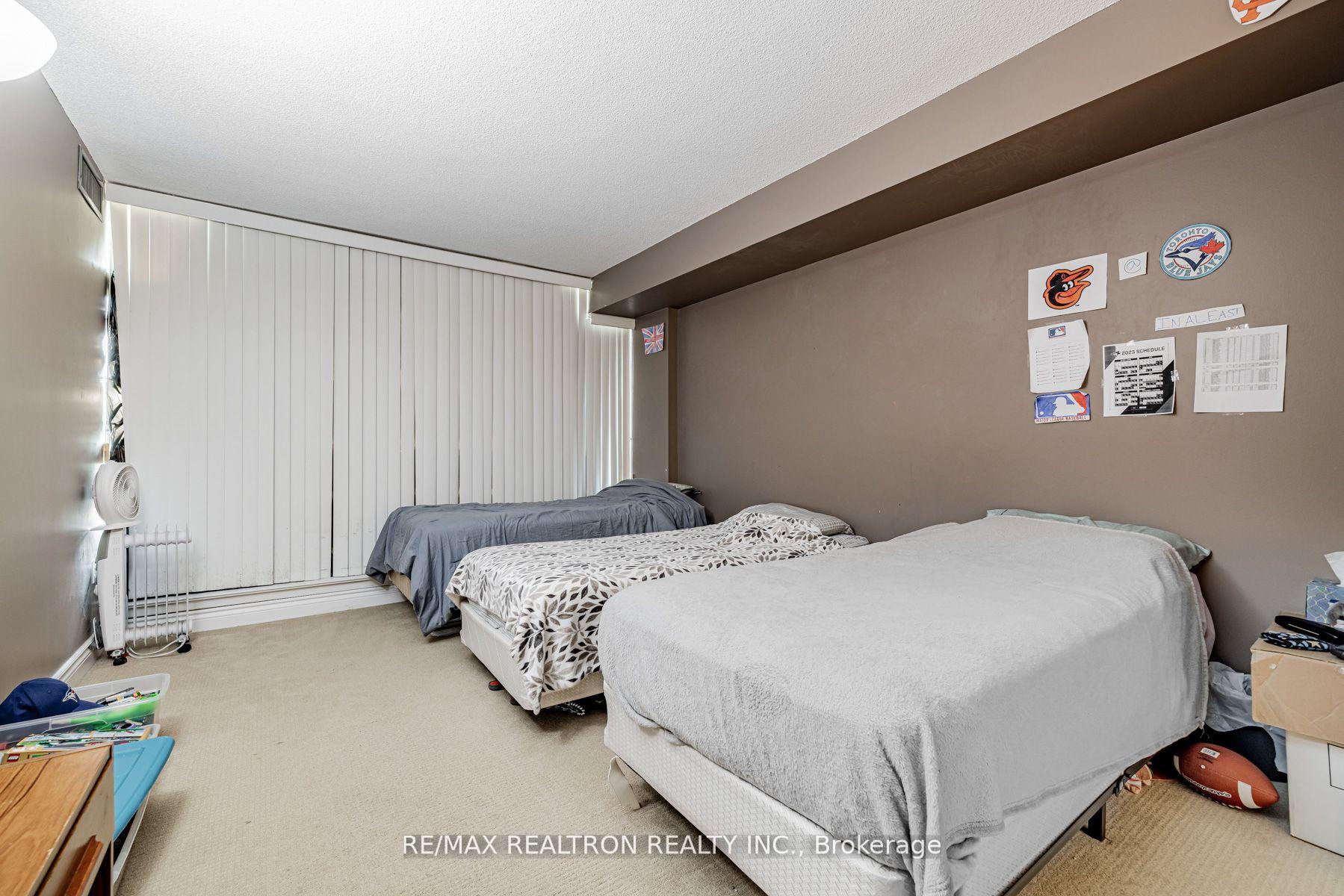 2 Bedrooms Condo at 7440 Bathurst,  Vaughan For sale