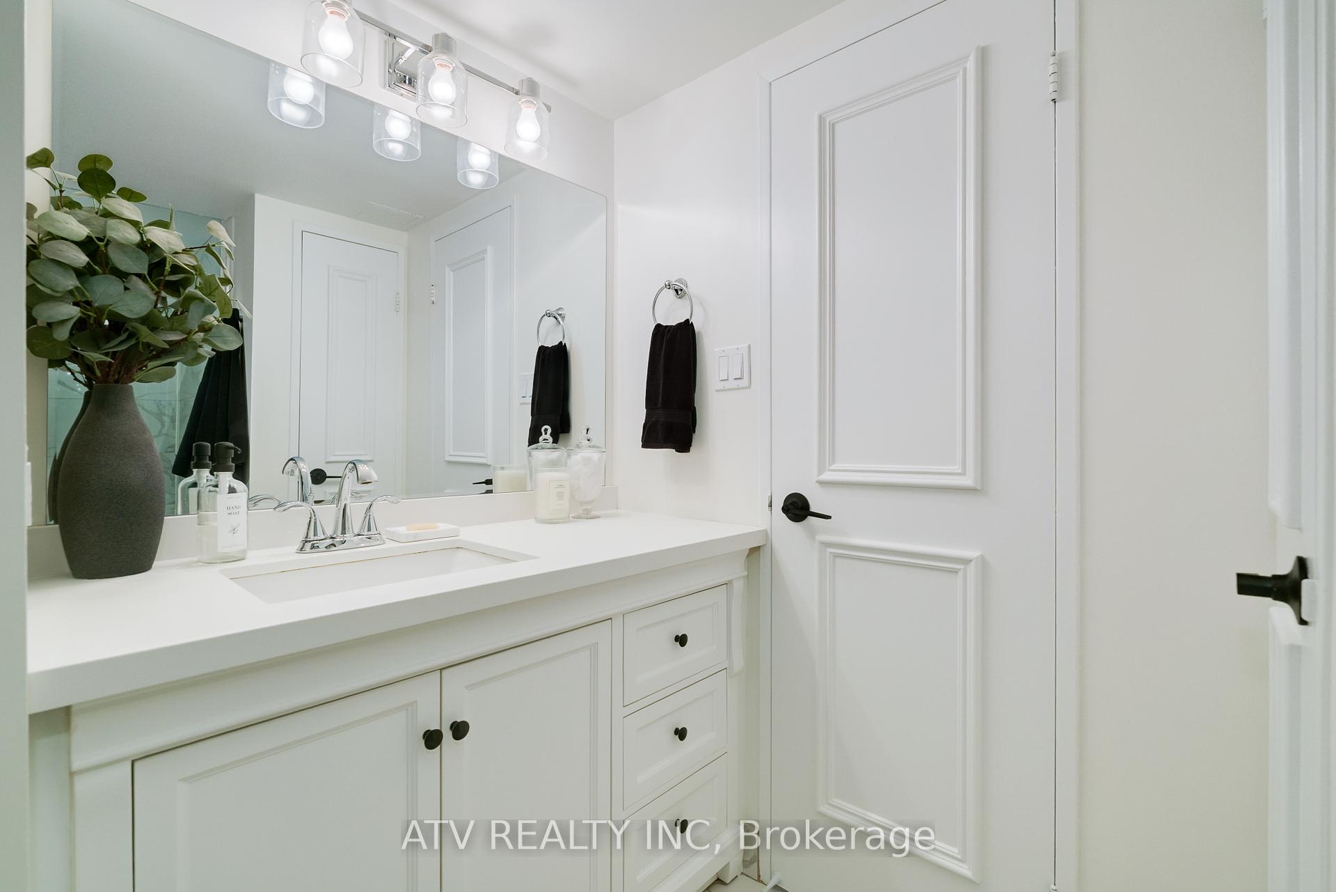2 Bedrooms Condo at 30 Wellington,  Toronto For sale